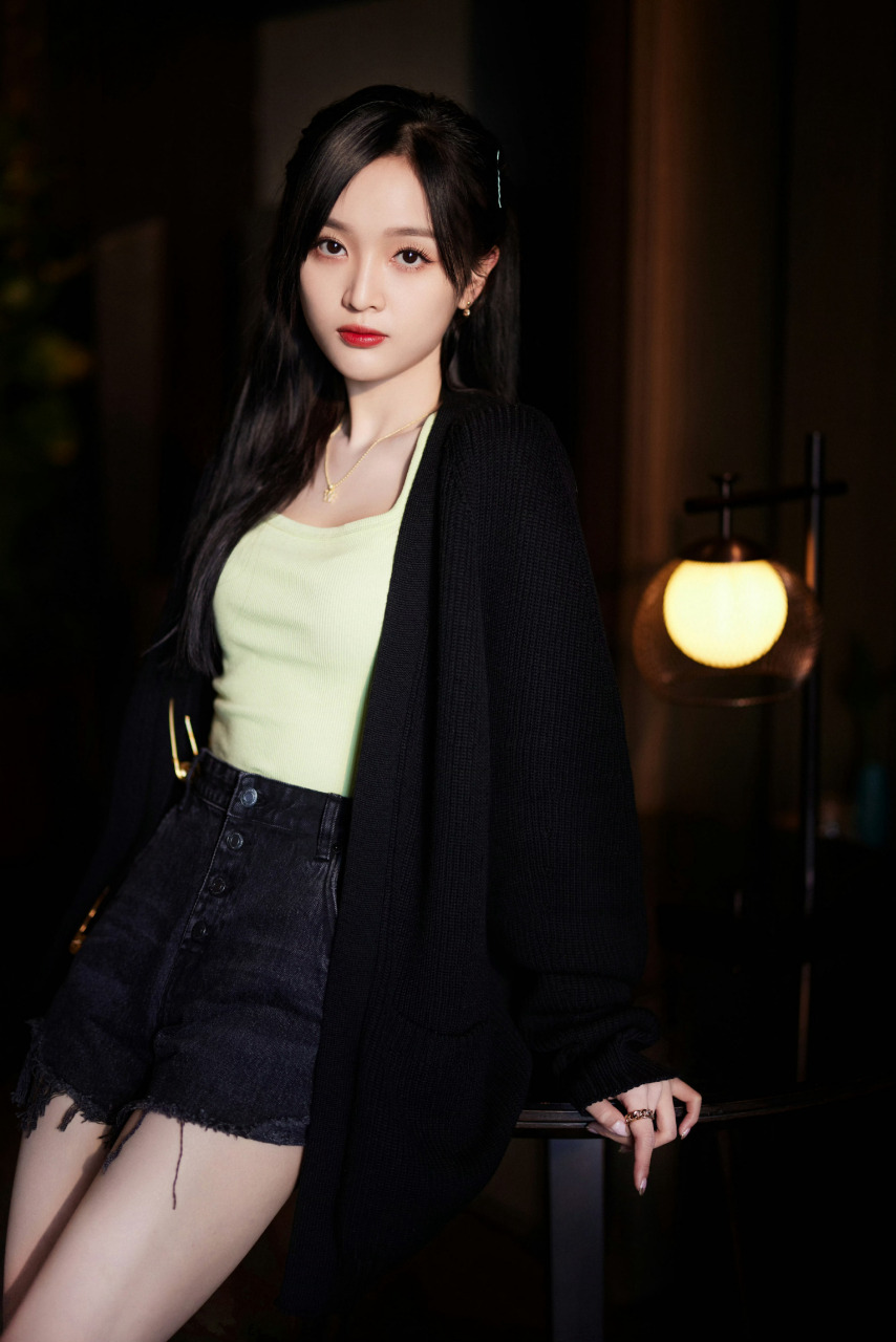 吴宣仪黑白色彩甜美穿搭