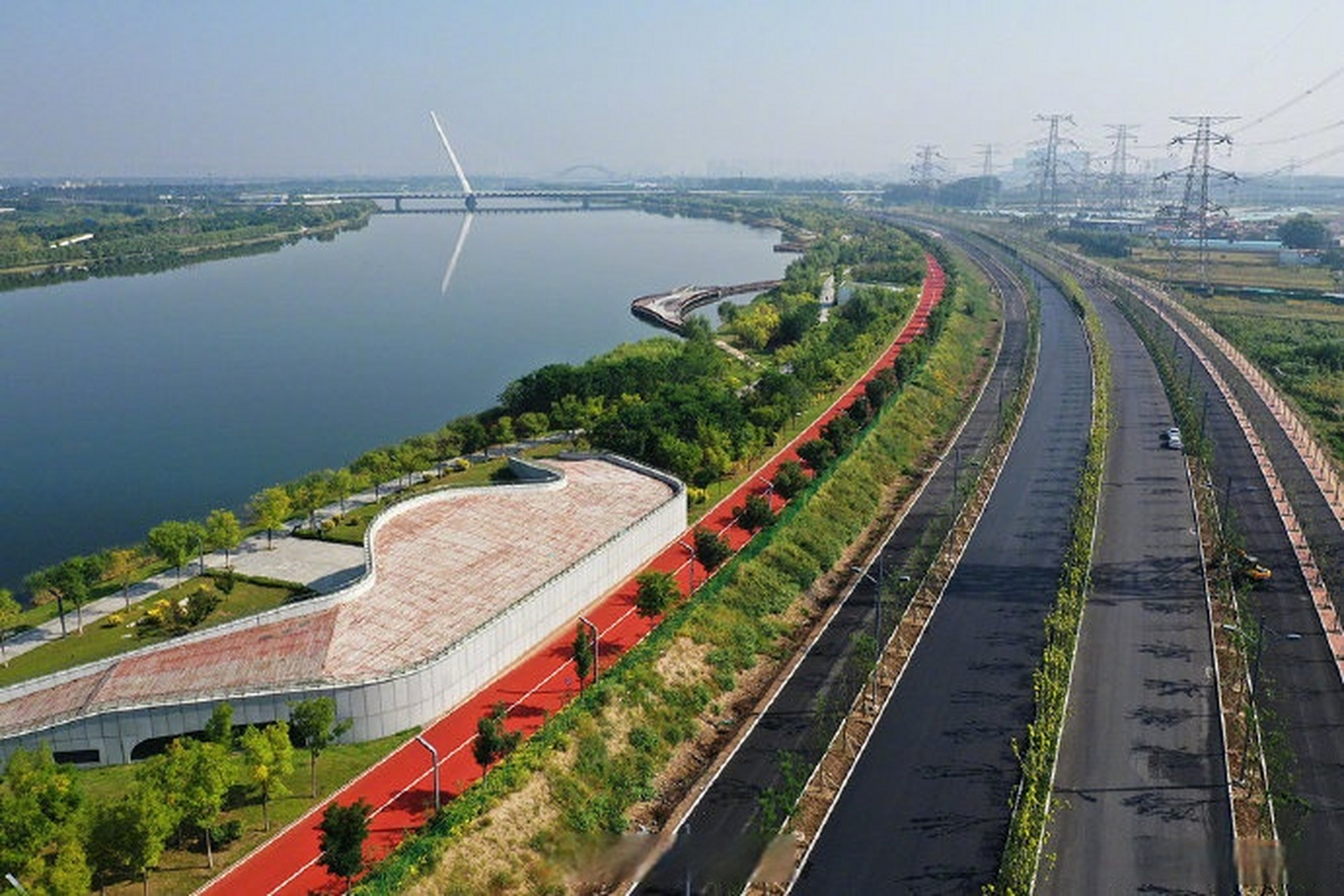 【太原滨河东路南延二期工程,预计10月竣工】9月12日,太原滨河东路南