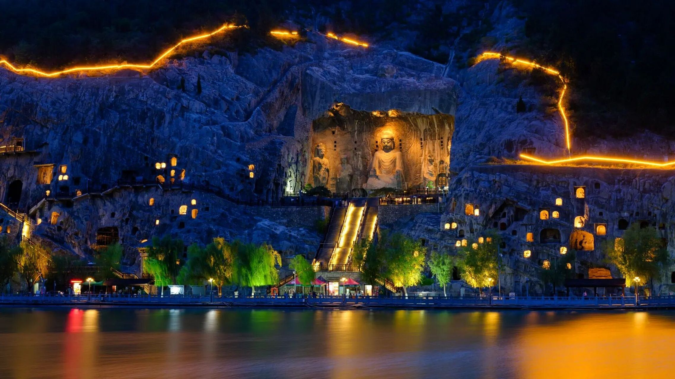 4月 7 日晚的龙门石窟 因为电视台拍摄宣传片,意外亮多了点灯,还有无