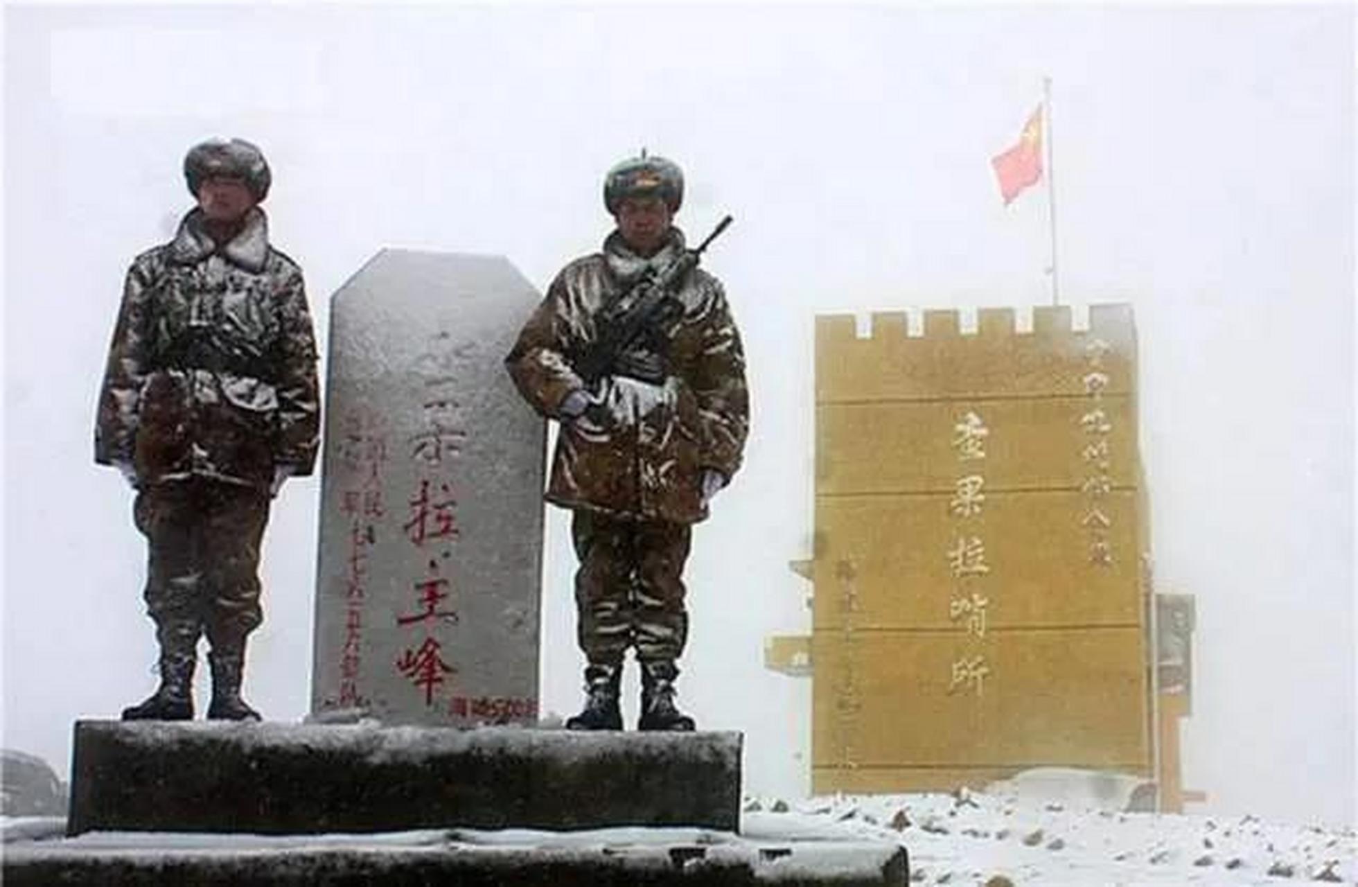 边防雪山站岗哨兵图片图片