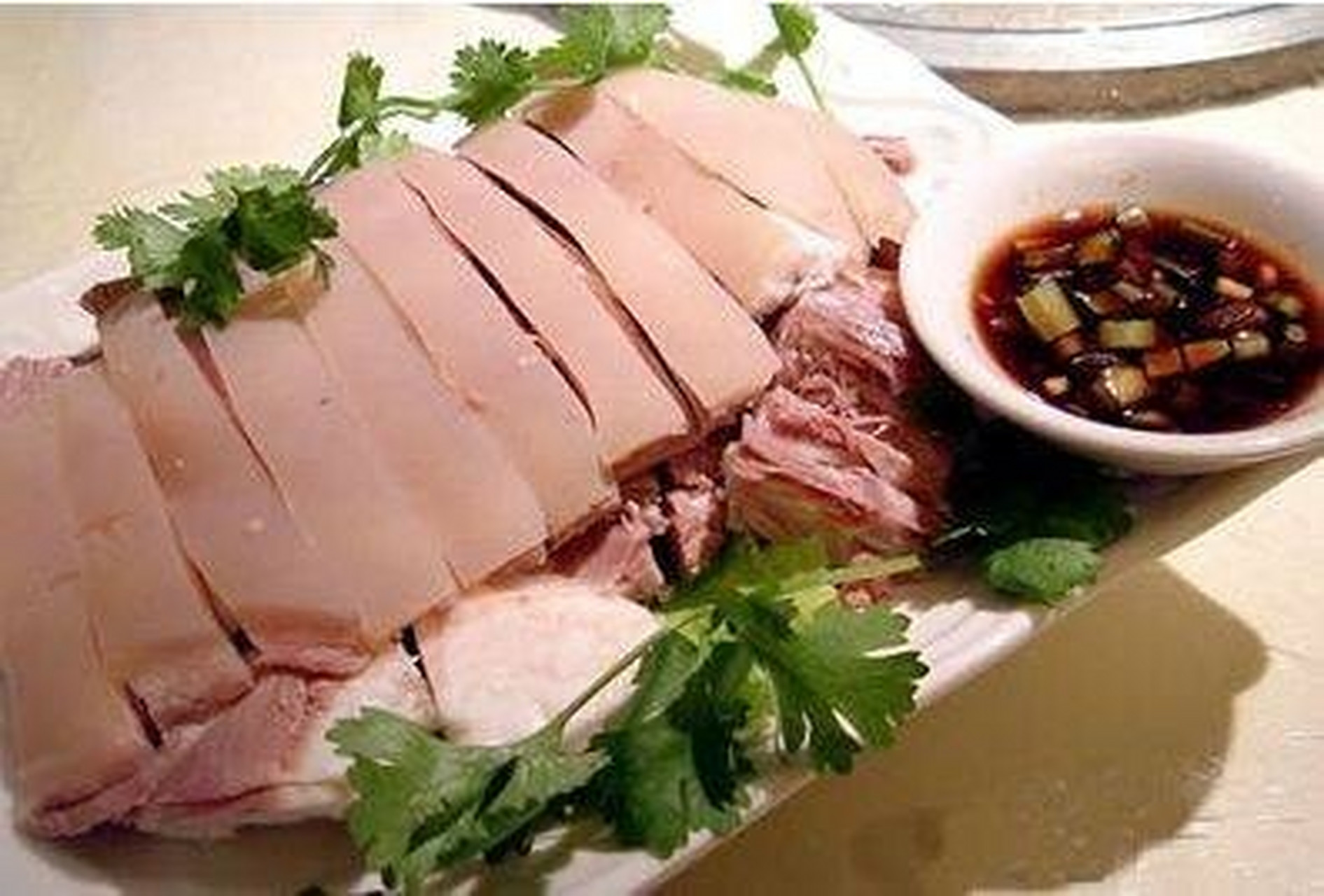 白切羊肉 其实"白切羊肉"做起来很方便,买带皮羊腿肉取中间段的,取出