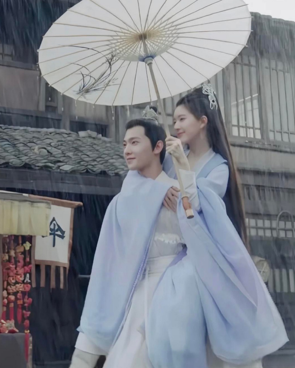 杨洋怎么连背人都不弯一点腰啊,赵露思整个人像扒拉在电线杆上98