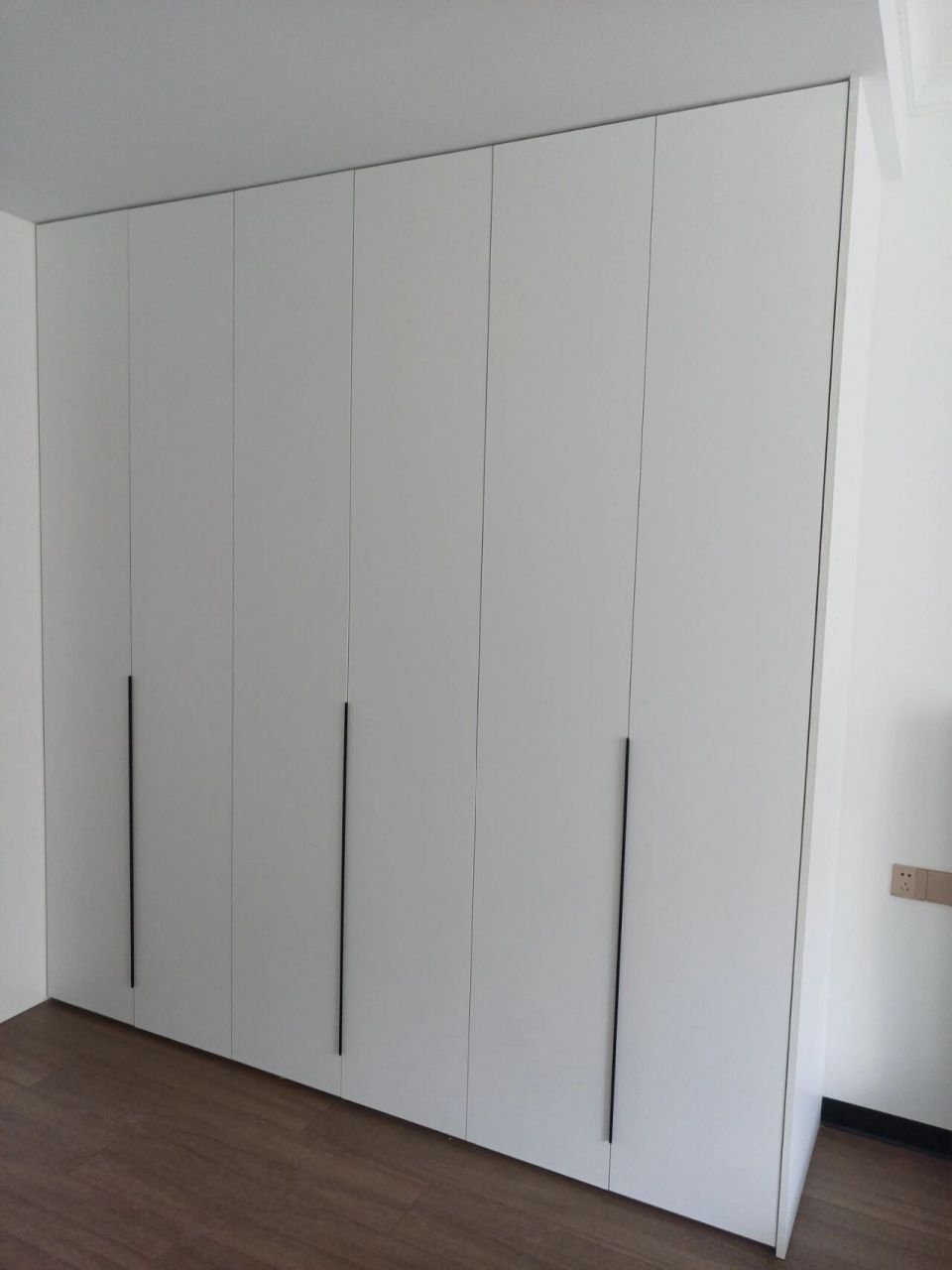 千年舟高雅灰柜体板与千年舟铂金进口tet雪山白柜门板完美结合!