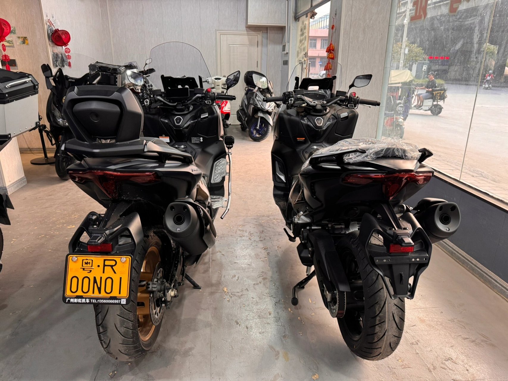 2023款雅马哈tmax560 左边是23款的 右边是22款的 你看出来区别吗