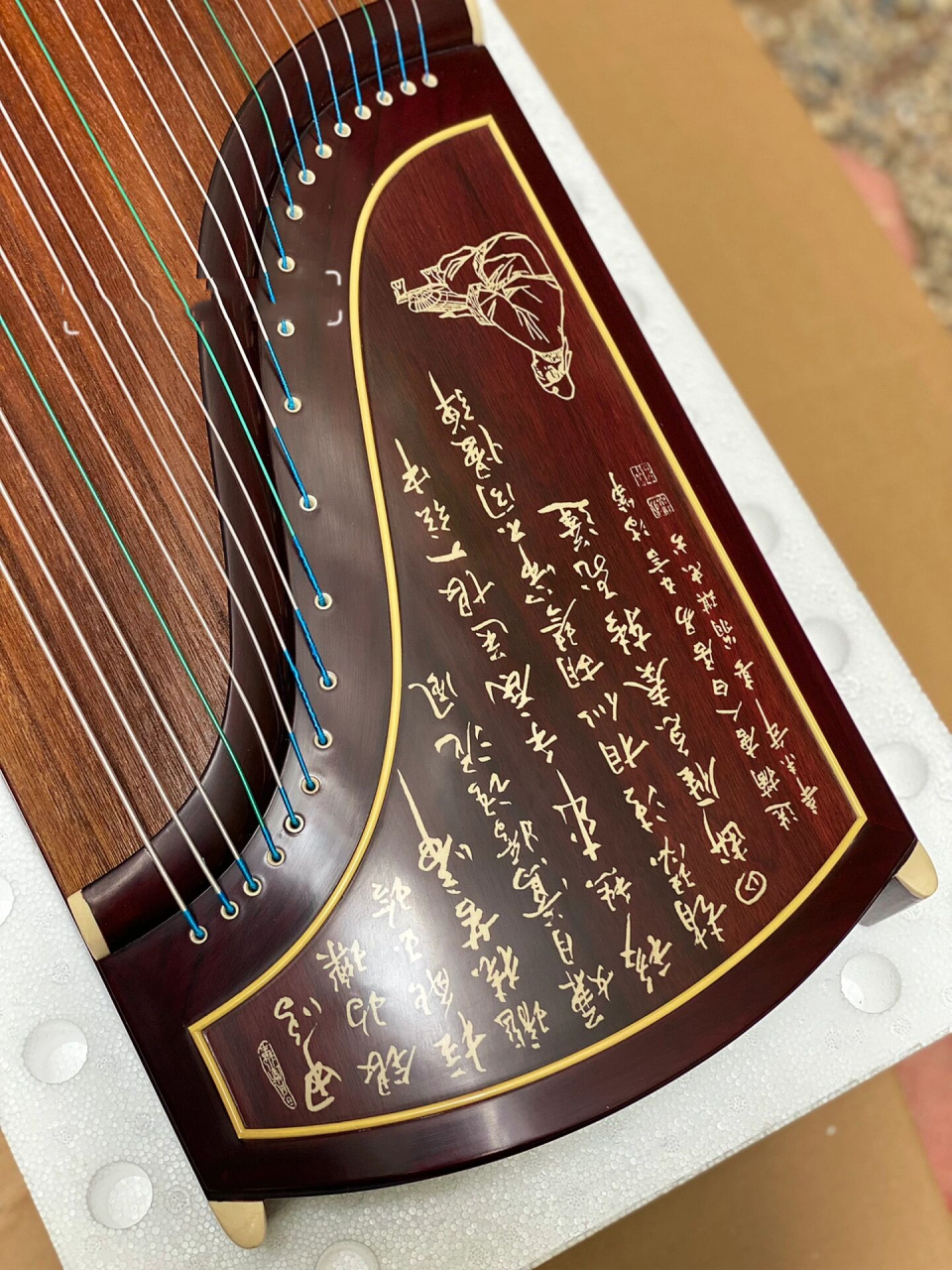 敦煌高端演奏筝,698t书法 饰面:特选阔叶黄檀木 类别:天真元韵 货号