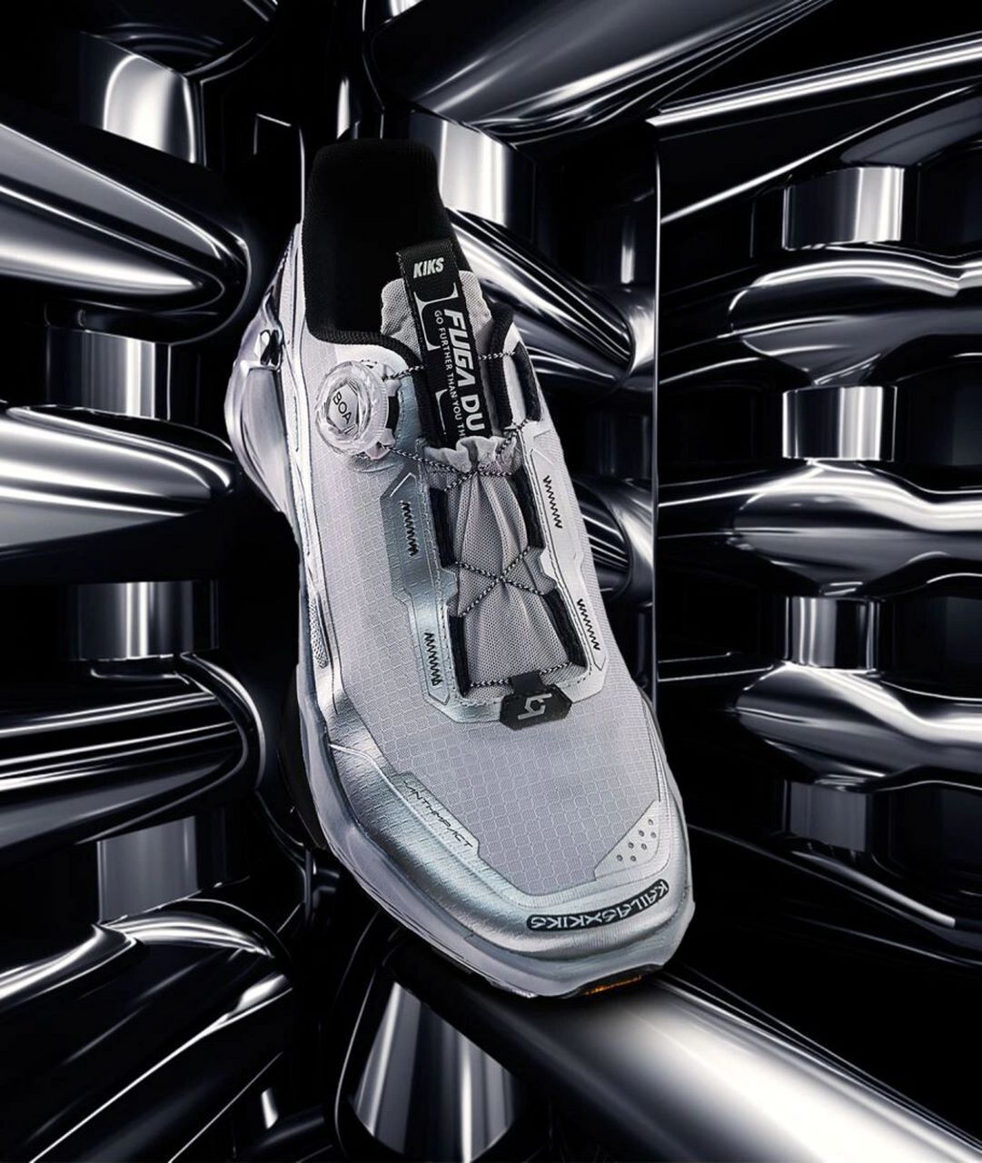 王嘉尔在时尚芭莎封面的造型中除了一众lv单品之外,还上脚了一双银色