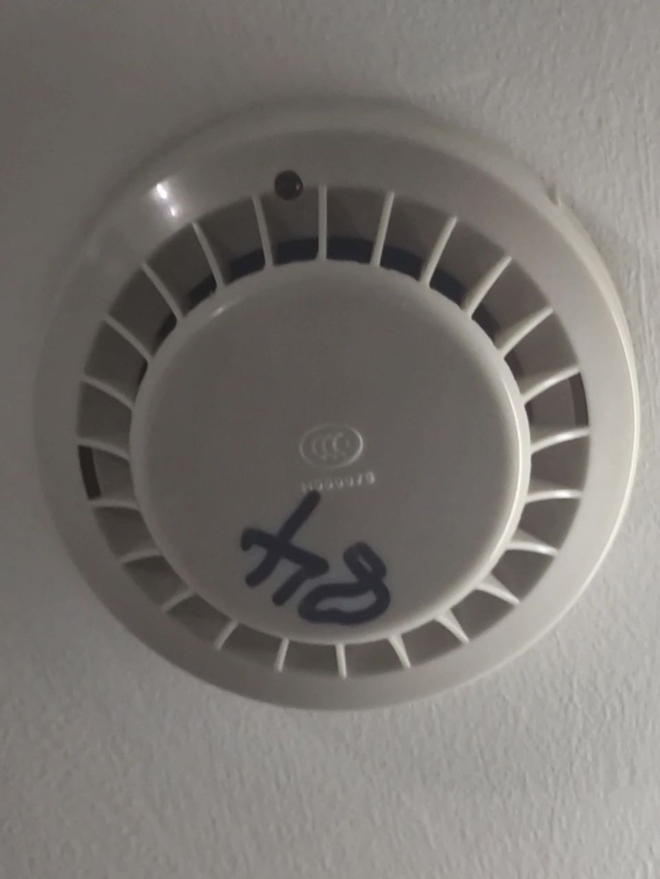 烟雾报警器红灯一直闪 要睡觉了,看到酒店天花板的烟雾报警器红灯一直