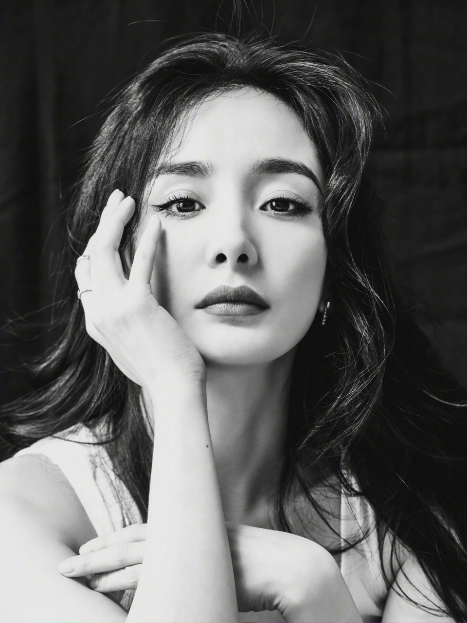 谁给杨幂做的发型#黑白照气场拉满,十年十登elle见证杨幂十年当红