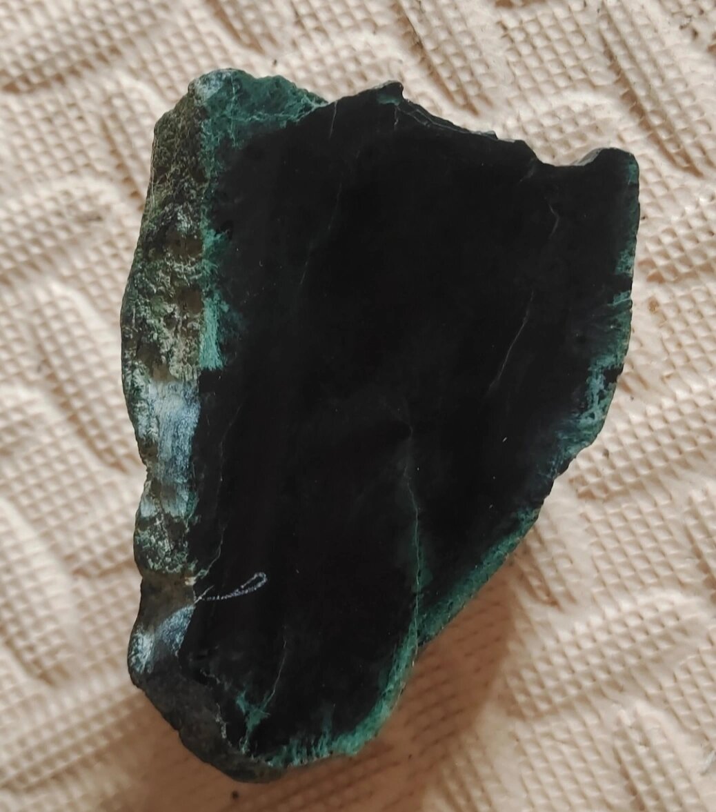 墨翠的主要矿物为绿辉石,含有少量的硬玉,钠铬辉石,钠长石,透闪实等