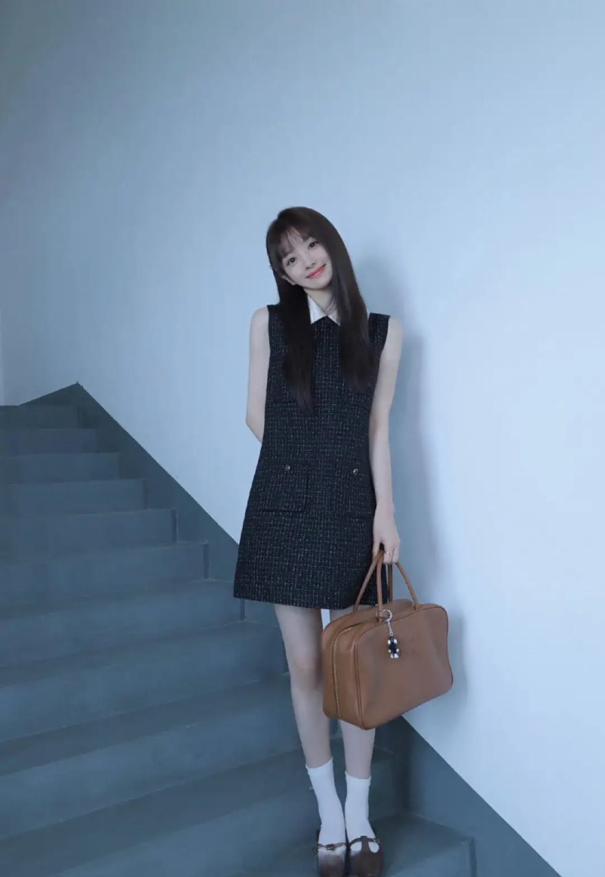 田曦薇虽然有着168的身高,但并不影响她可可爱爱的,不知道她走御姐风