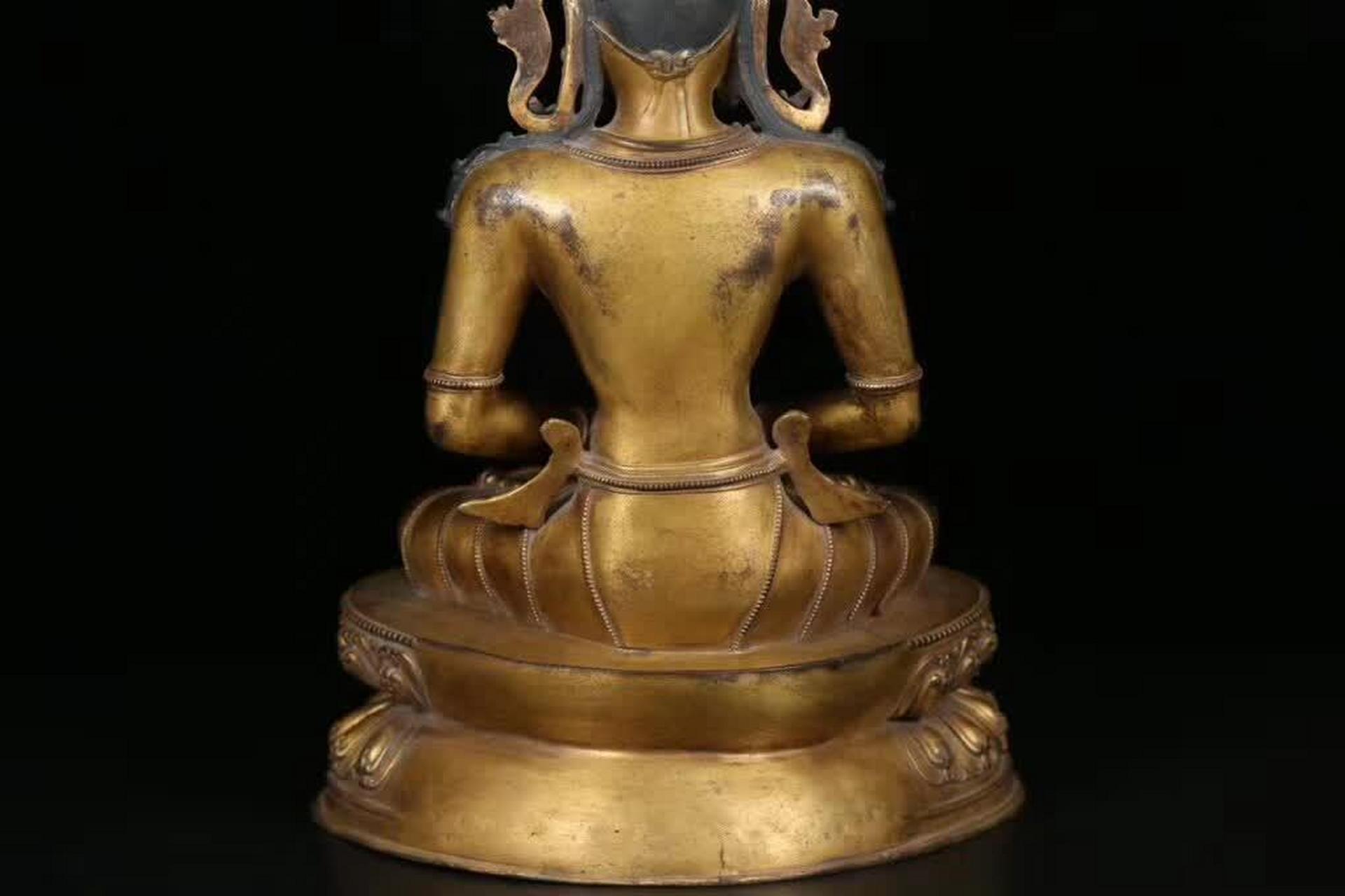 清代藏传铜鎏金《长寿佛》坐像以其独特的艺术魅力与深厚的宗教文化