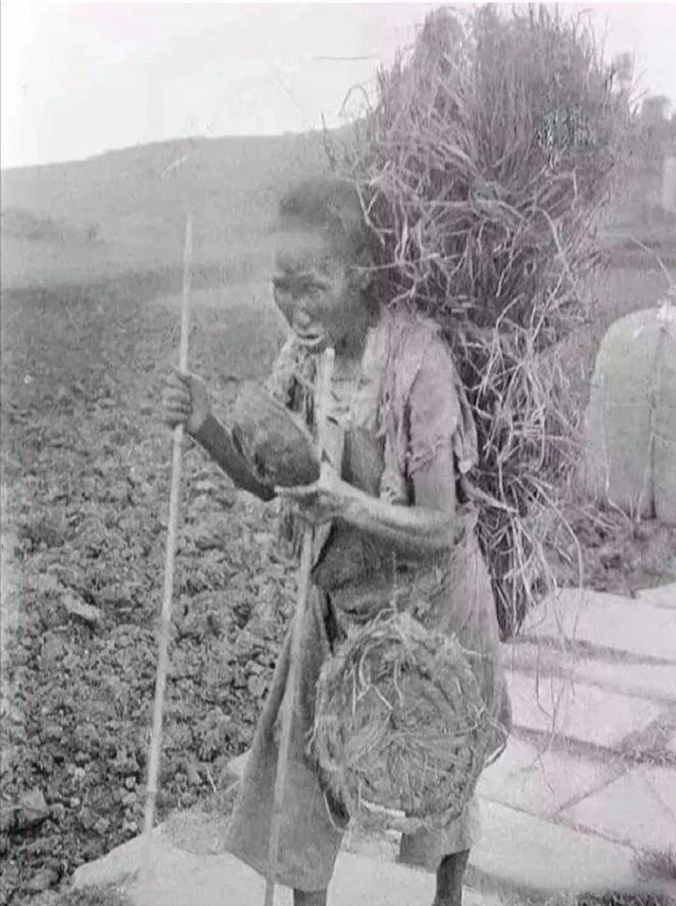 国外摄影师拍摄的晚清时期的乞丐,图中的乞丐衣衫褴褛,头发散乱在头顶