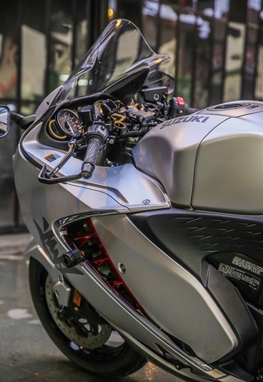 而铃木隼gsx1300r,更是其中的翘楚,它的每一次出场,都能引起车迷们的