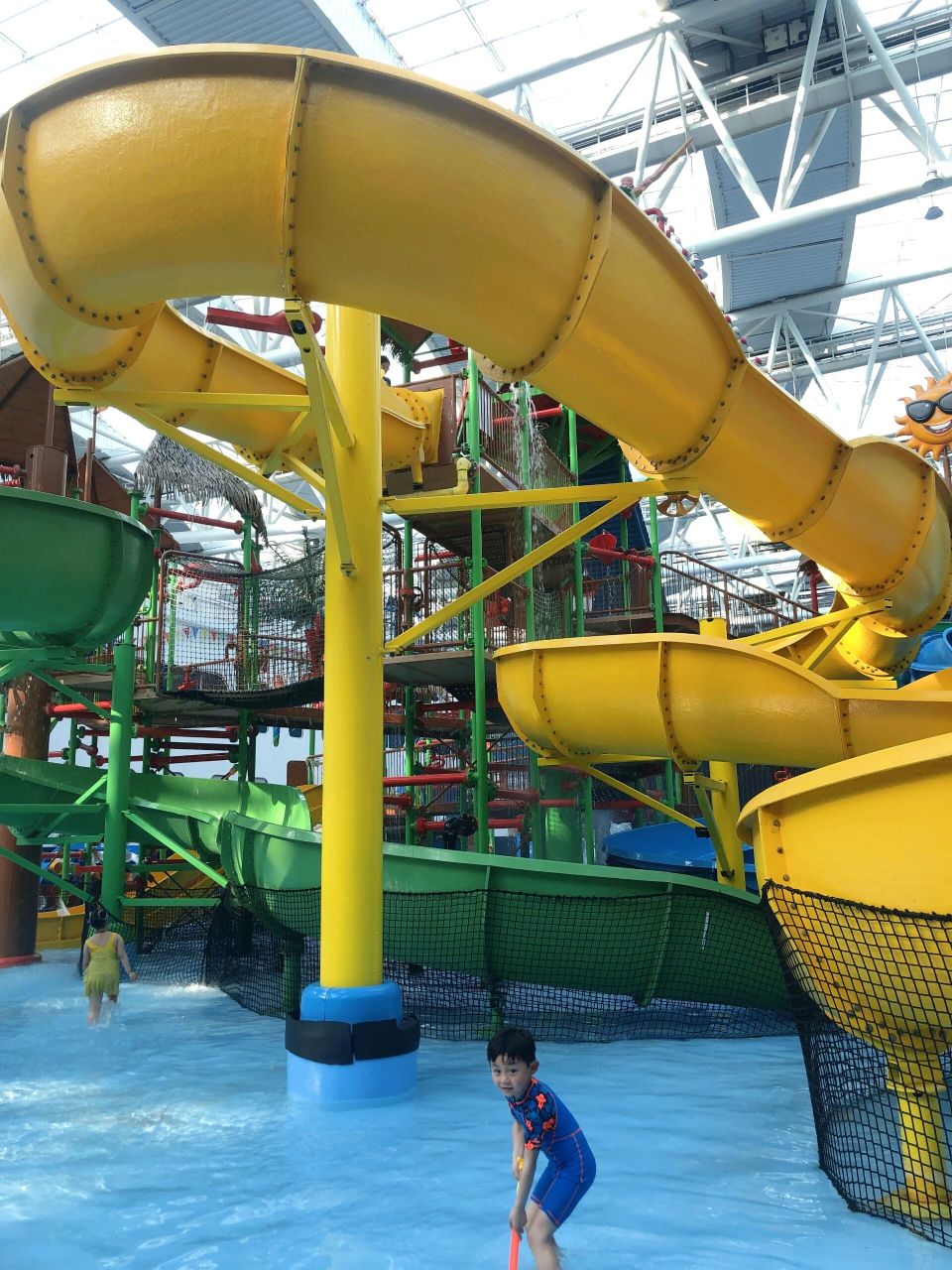 遛娃好去处! 青岛zui大室内水上乐园-东方影都融创茂水上世界开了!