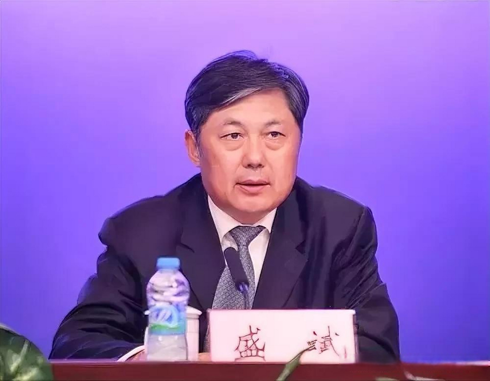 深圳前政务高官盛斌坠楼事件引发的思考  近日,深圳市人民政府原副