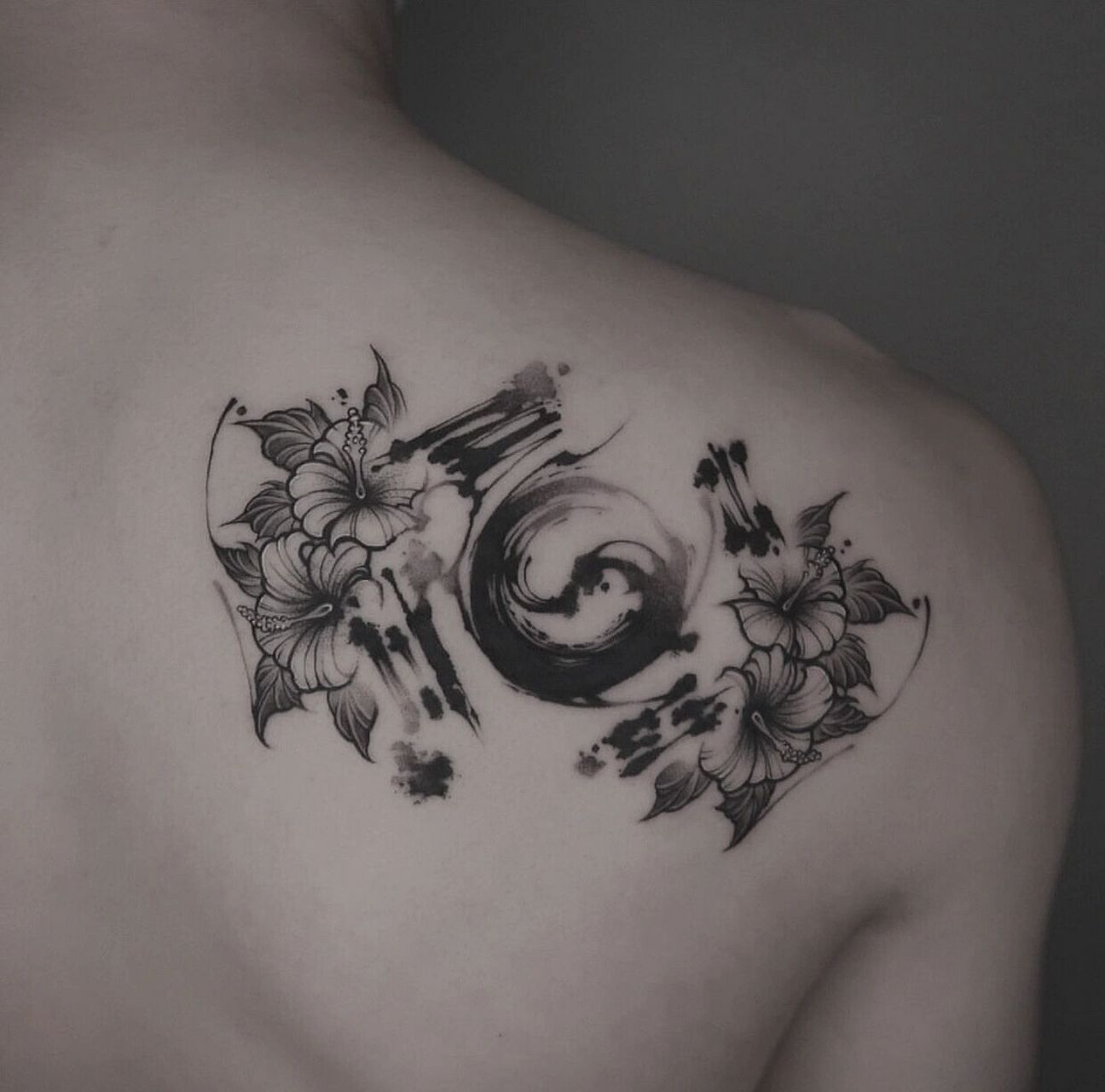 厦门纹身分享-后背素花太极八卦主体纹身 share by ins .