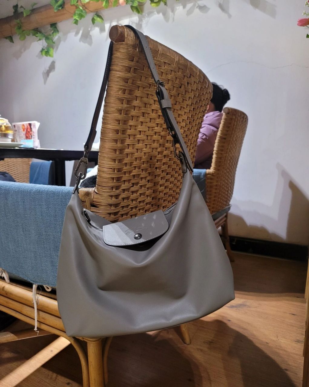 龙骧hobo灰色,餐厅原相机拍摄 年初一专柜买的,货挺多,除了粉色没有