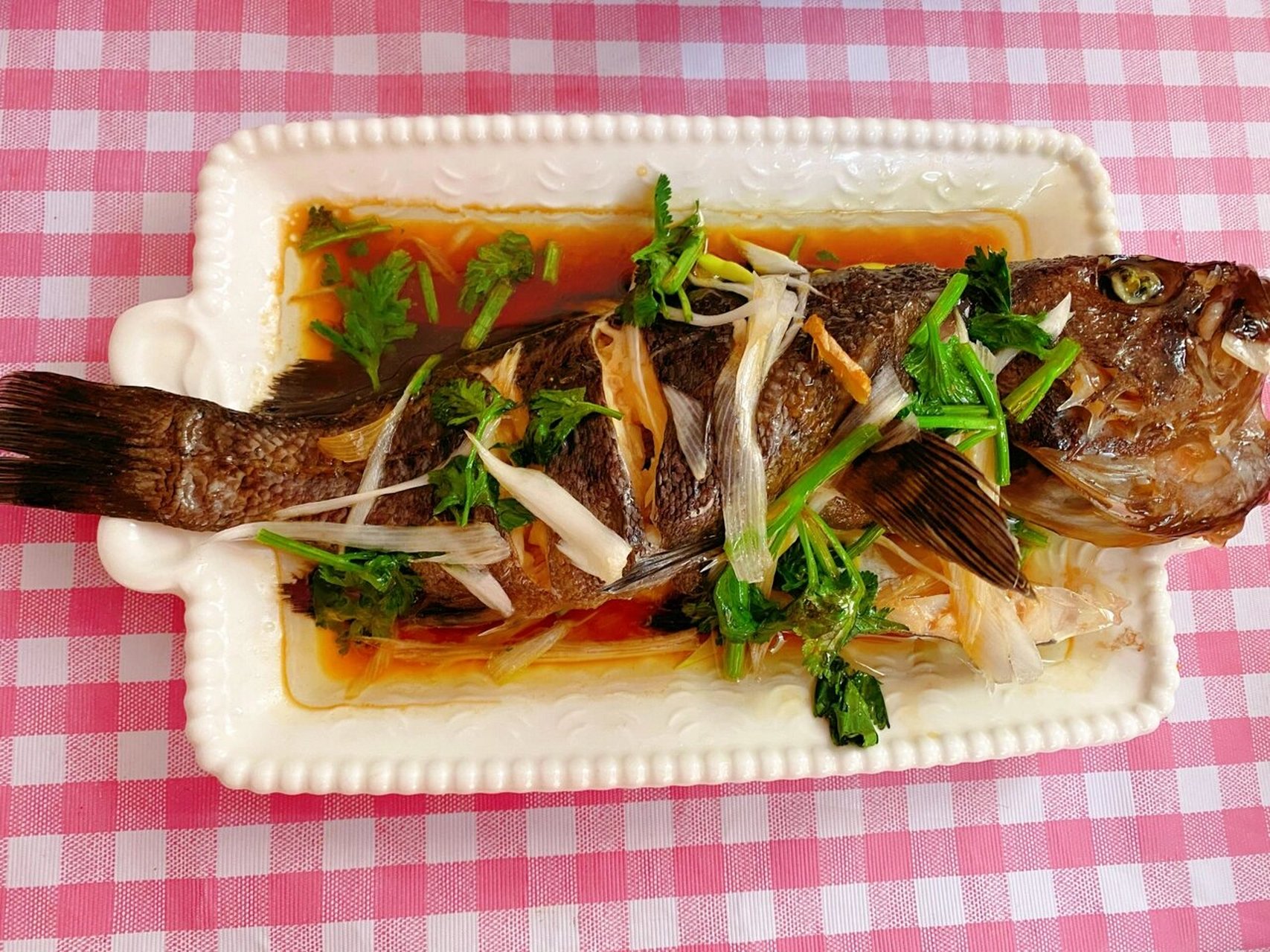 黑头鱼清理干净内脏,在身上来几刀,放入盘中,加