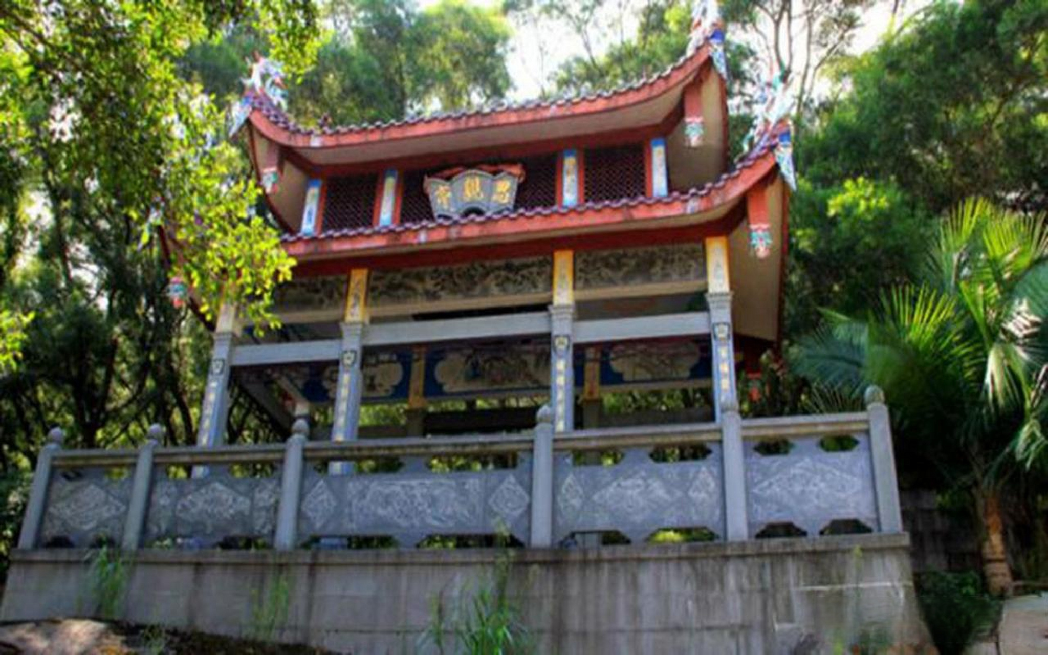 这个猴屿洞天岩就在猴屿乡,是一处登山看风景的名山.