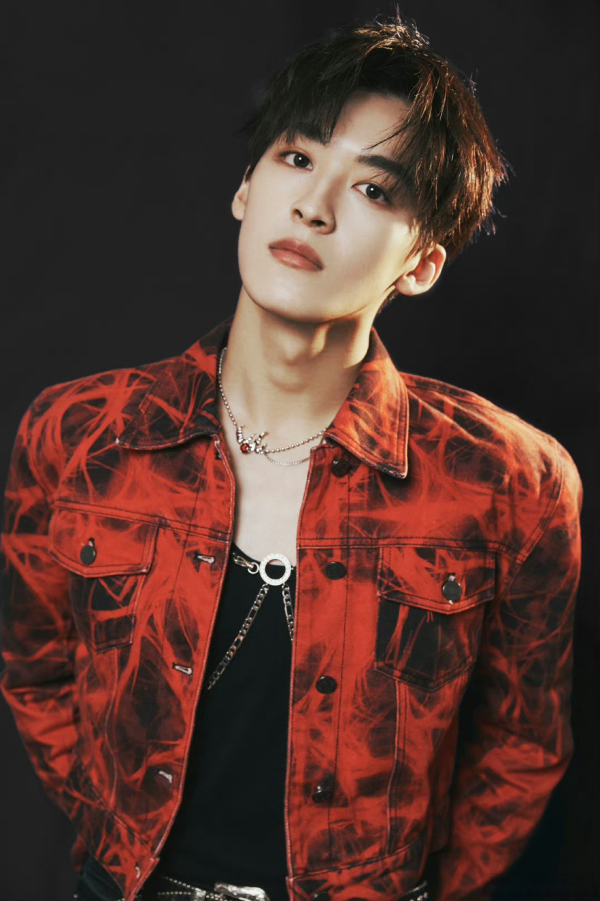 眨眼间我们还略带稚气的wink迫机炮宁宝儿@何洛洛_ning 已经22岁啦