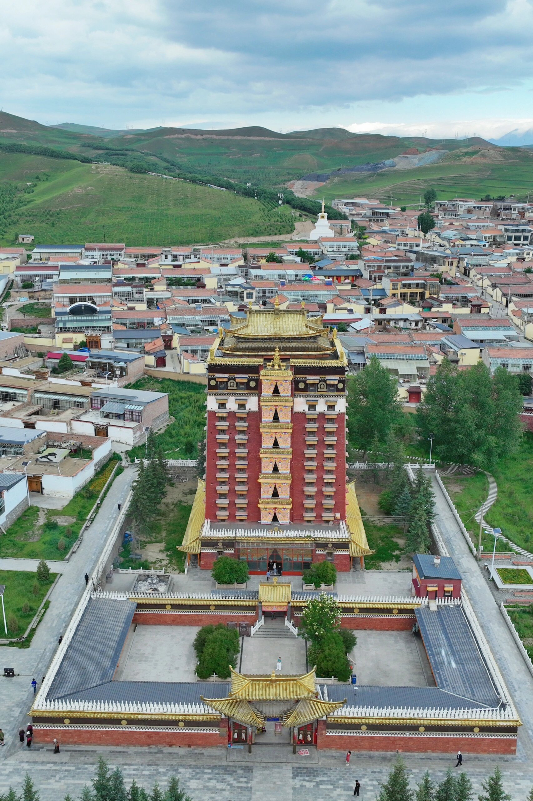 甘南·米拉日巴佛阁 米拉日巴佛阁位于甘肃安多藏区合作市,它的