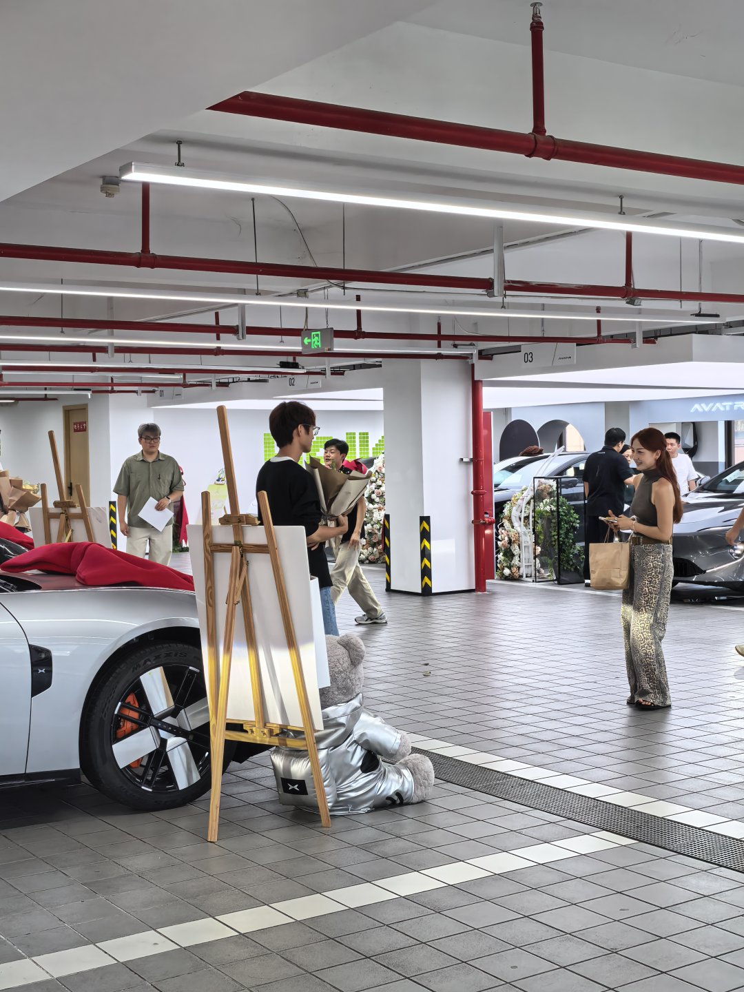 碰到一对小情侣在提小鹏p7,应该是选了21寸轮毂,有