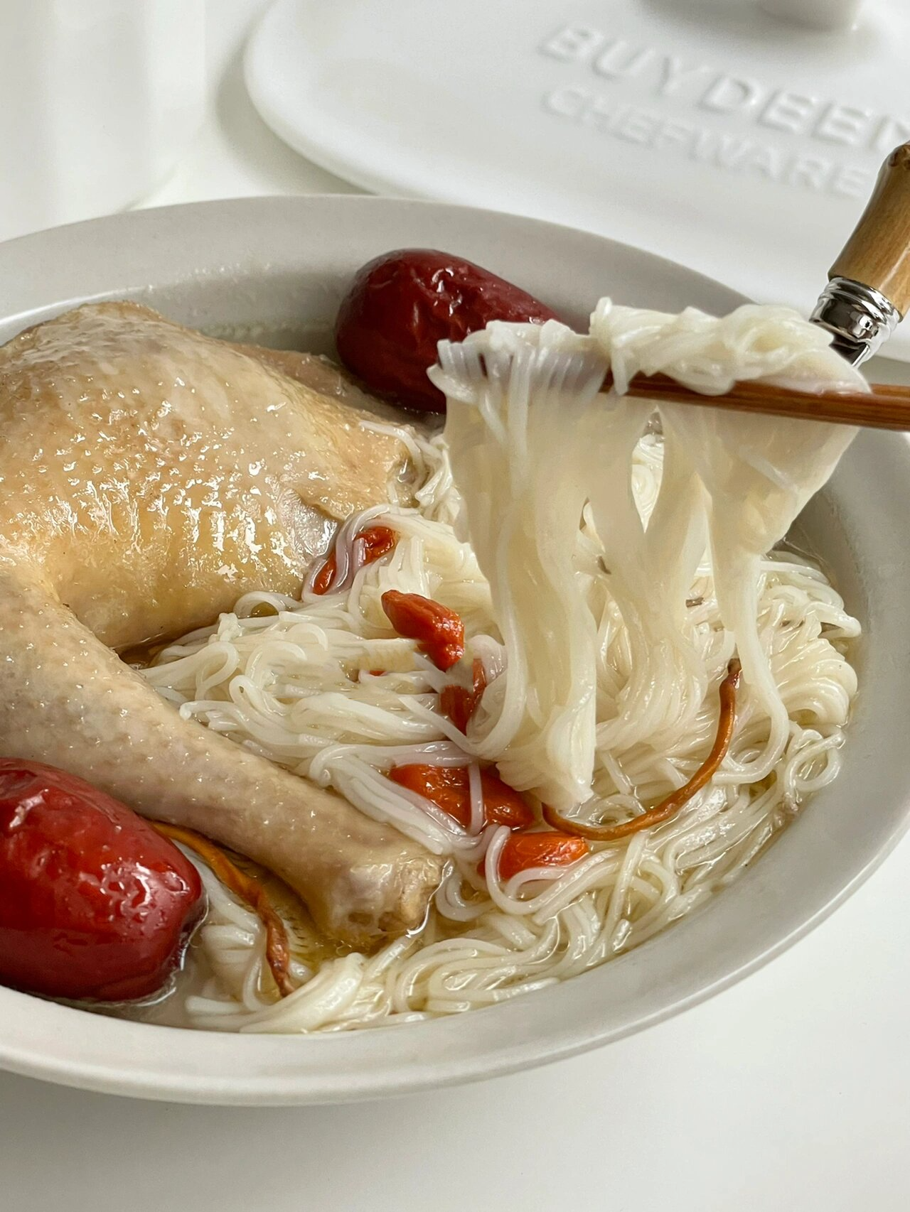 中式早餐|麻油鸡面线90 前几天下雨 感觉可以炖炖汤 就安排了麻油