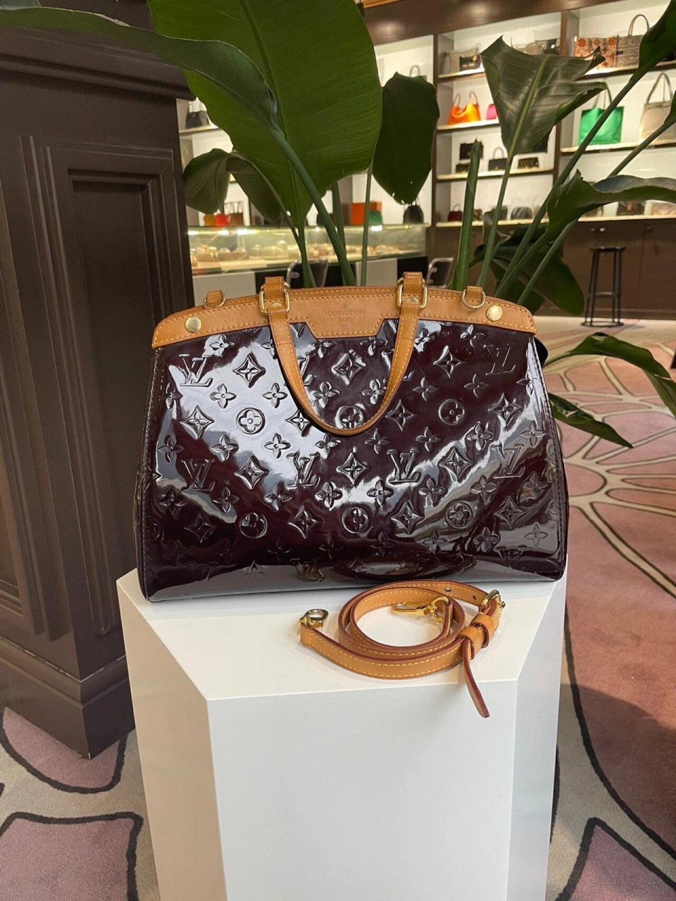 lv  车厘子漆皮手提单肩医生包 97新 有肩带 size:37-27-13 公价20900