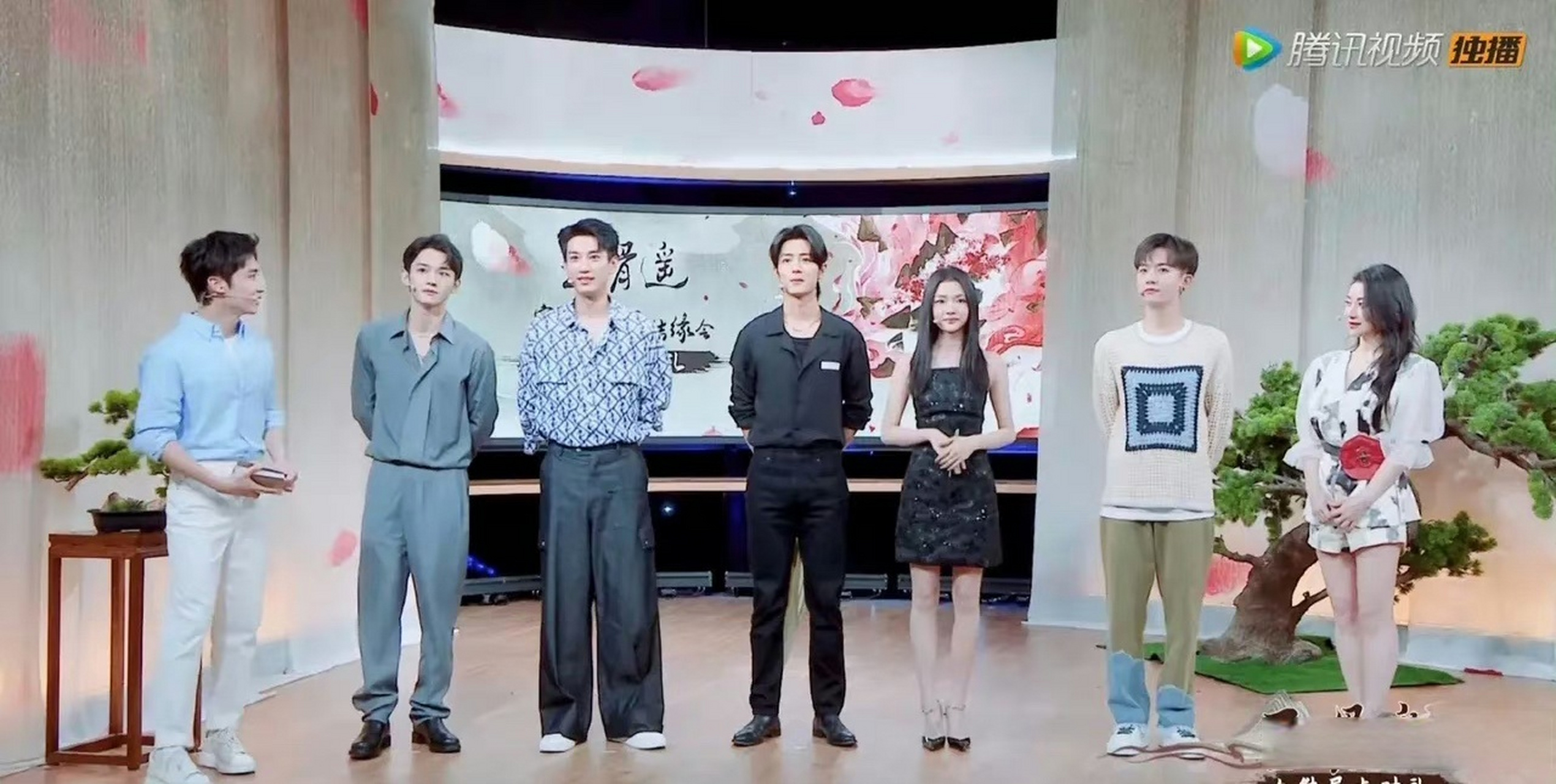 肖战这件衣服显得肩膀好窄啊,头有点大[思考]