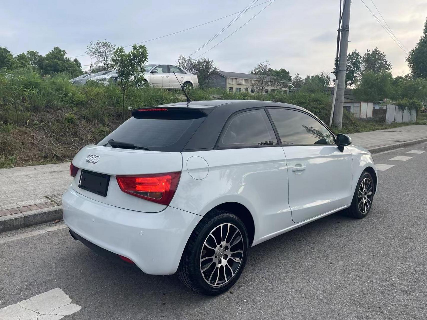 到店12年奥迪a1两门四座,1.4t,价格便宜4.xx万