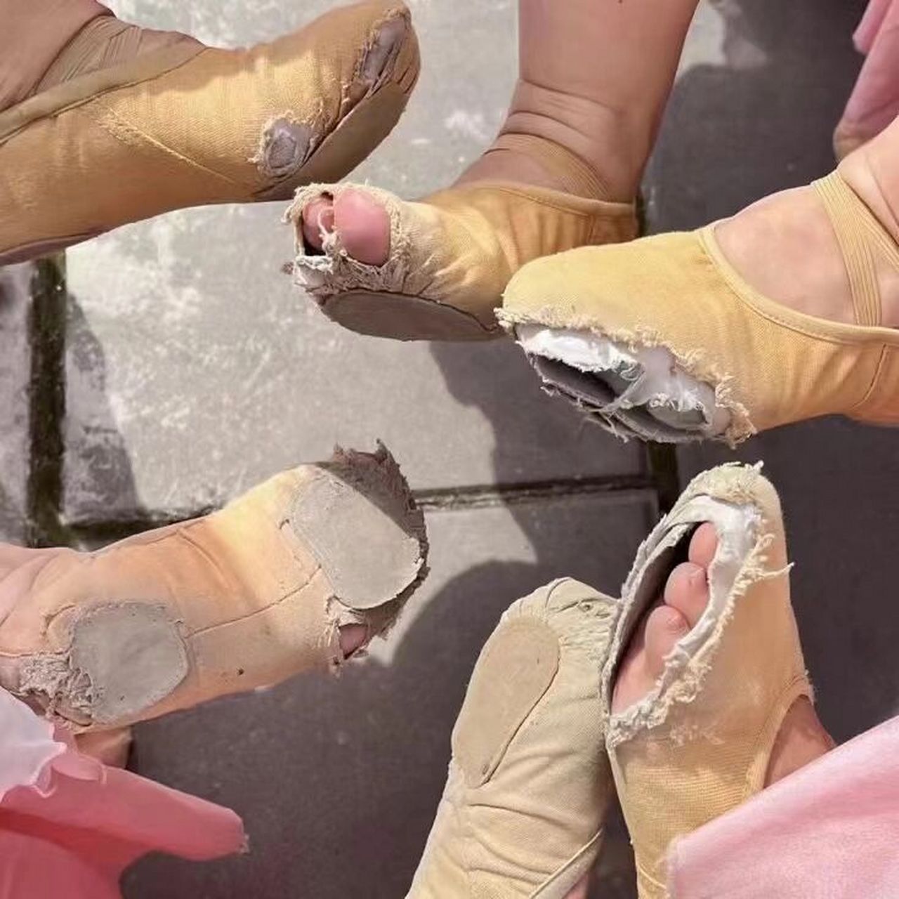 舞蹈生的破鞋 每一双破鞋都见证了我们的成长 恰好合脚的时候,它确破