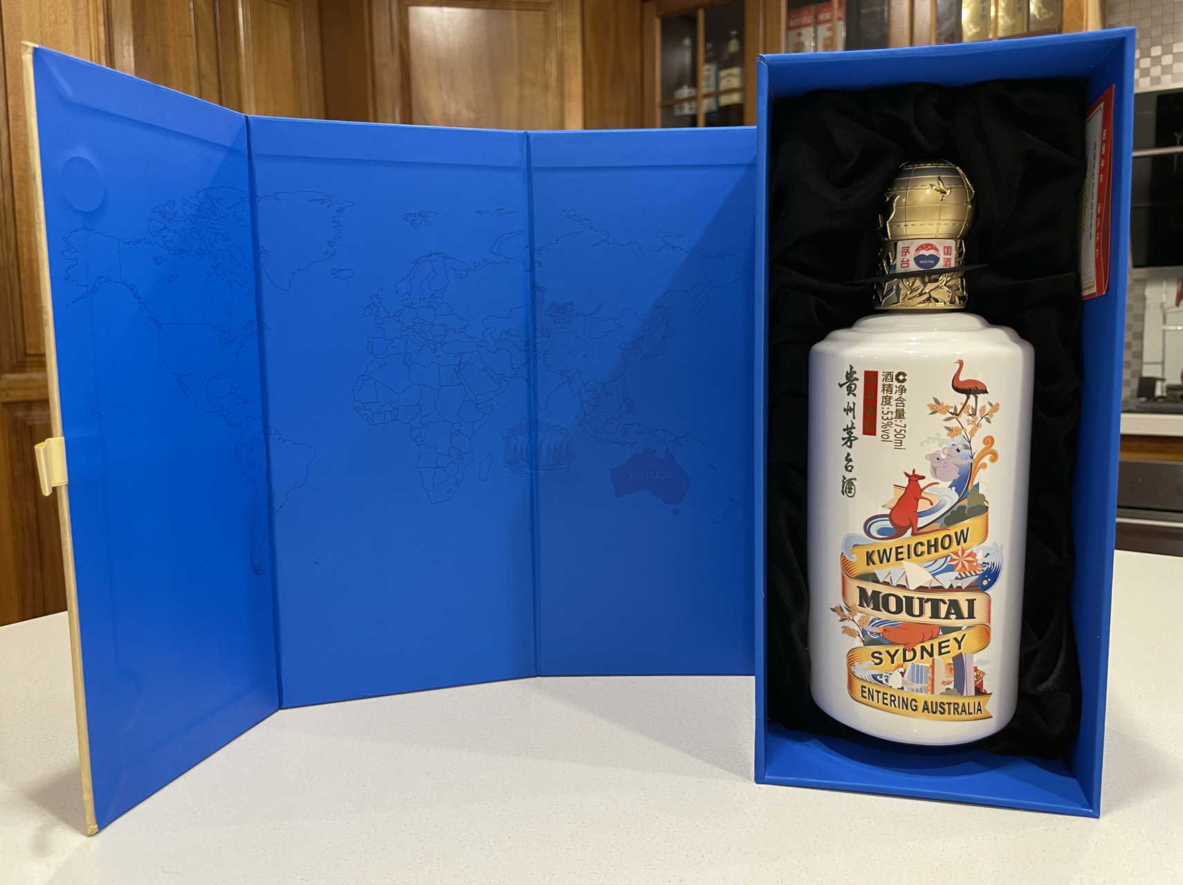 茅台走进澳洲纪念版750ml 今天很辛运的和好哥们儿收到了两瓶超超超