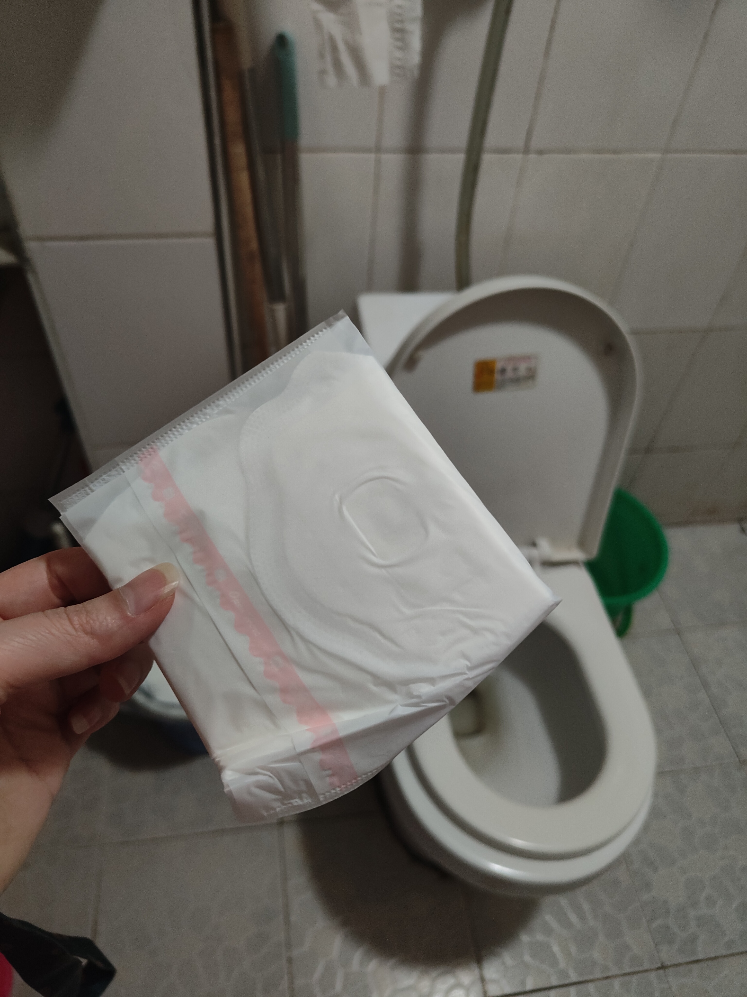 月经期使用卫生巾更容易滋生细菌,可能引发尿道炎或泌尿系统炎症