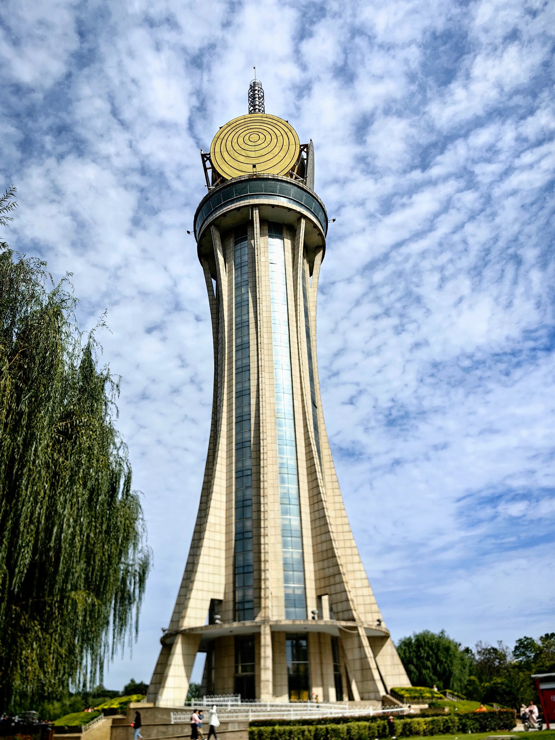 和家人一起到柘城聚餐后,侄儿侄女送女儿女婿去商丘高铁站.