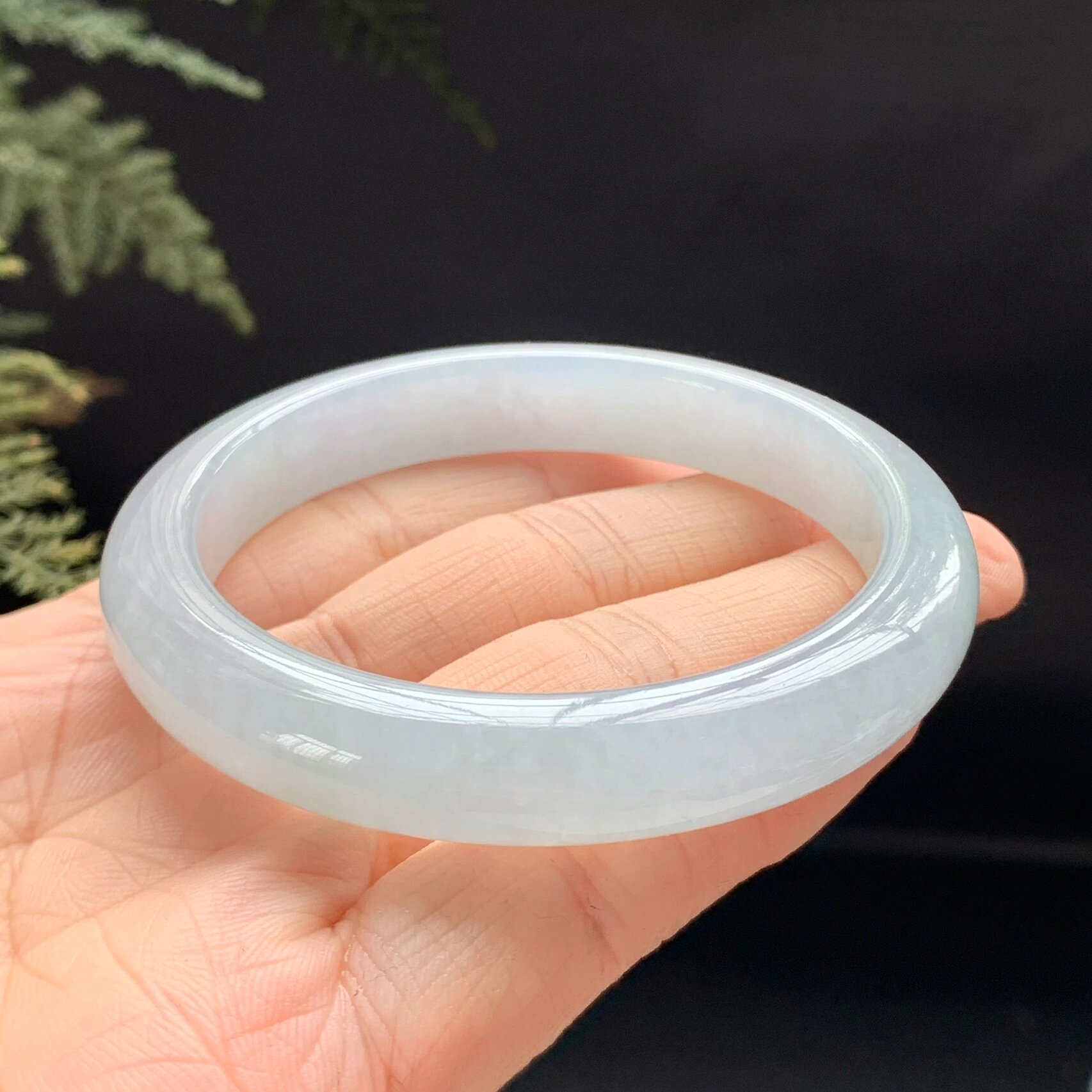 冰糯天空蓝底翡翠手镯,自然光下晶莹剔透 太赞了,这条天空蓝色没有