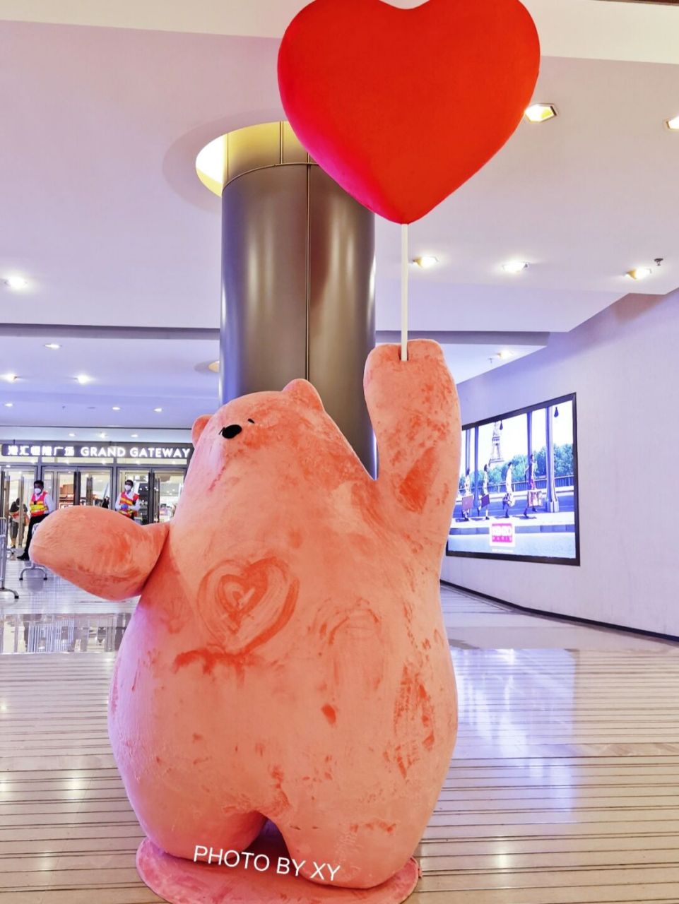 甜蜜治愈的桃乐熊93 商场lg1的入口和各楼层 都有粉粉嫩嫩的桃乐熊