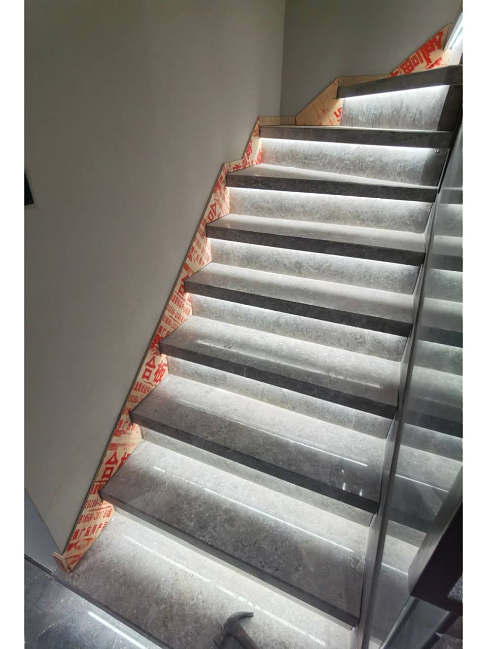 不锈钢踢脚线--楼梯踢脚线安装 装修得七七八八了,才意识到楼梯墙边的