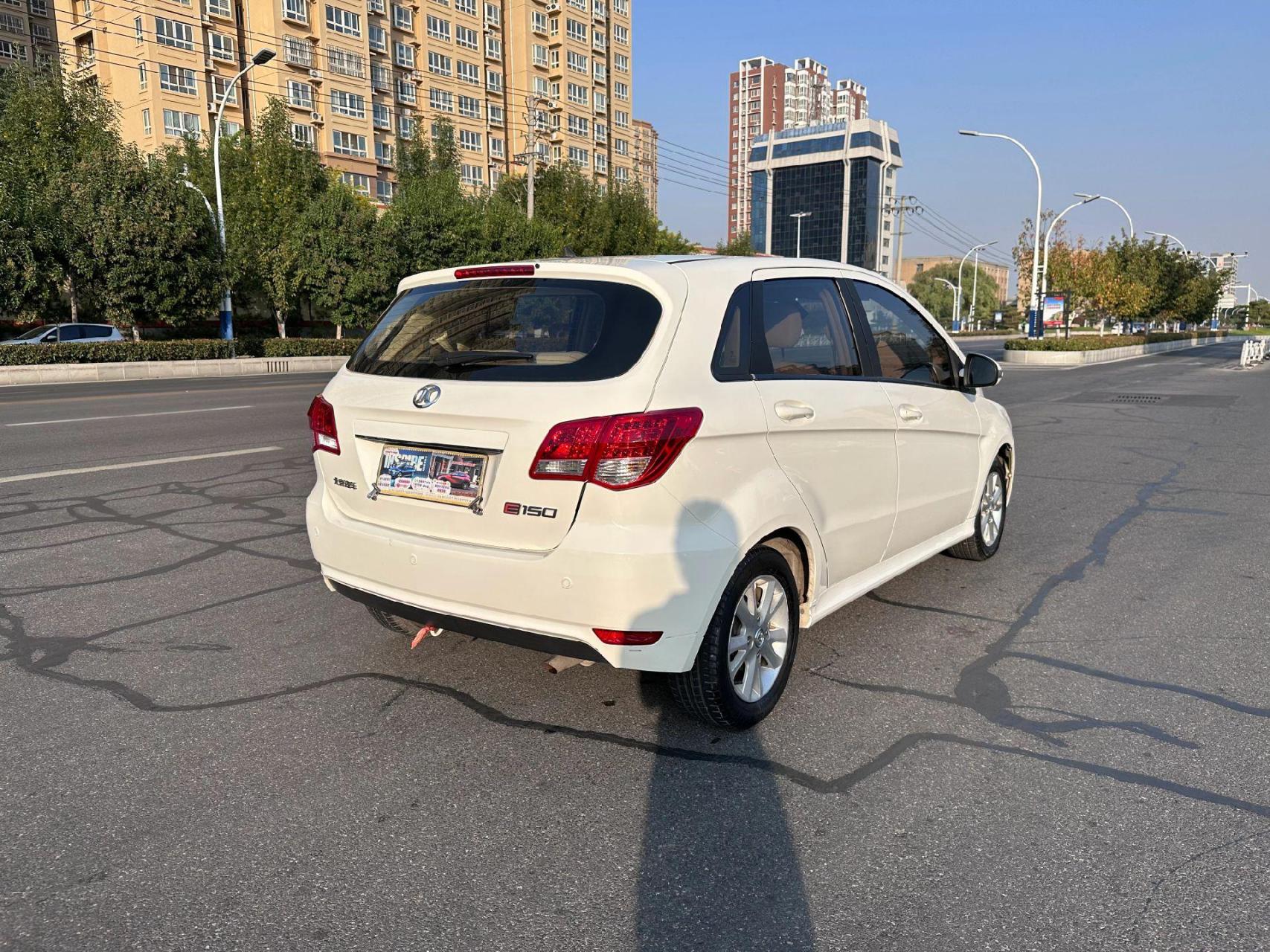 16年北汽e150,两厢小车,有空调有暖风,整车原版,保险审车到明年月,4条