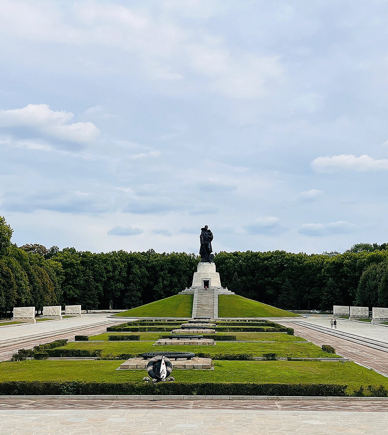 柏林苏维埃战争纪念碑 苏维埃战争纪念碑坐落于柏林的特雷普托公园内