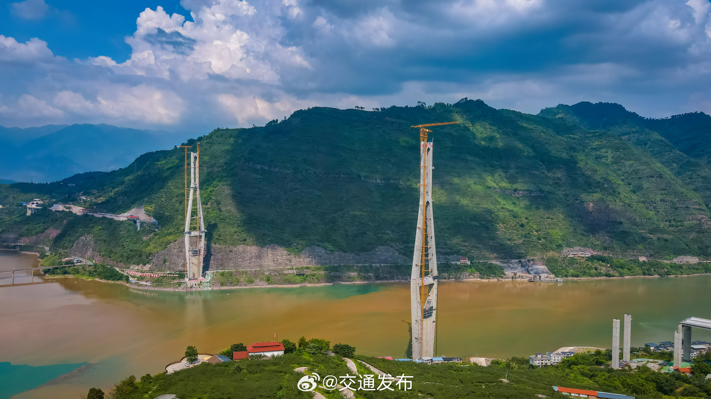 【四川沿江高速新市金沙江特大桥主塔封顶】8月10日,四川在建最高索塔