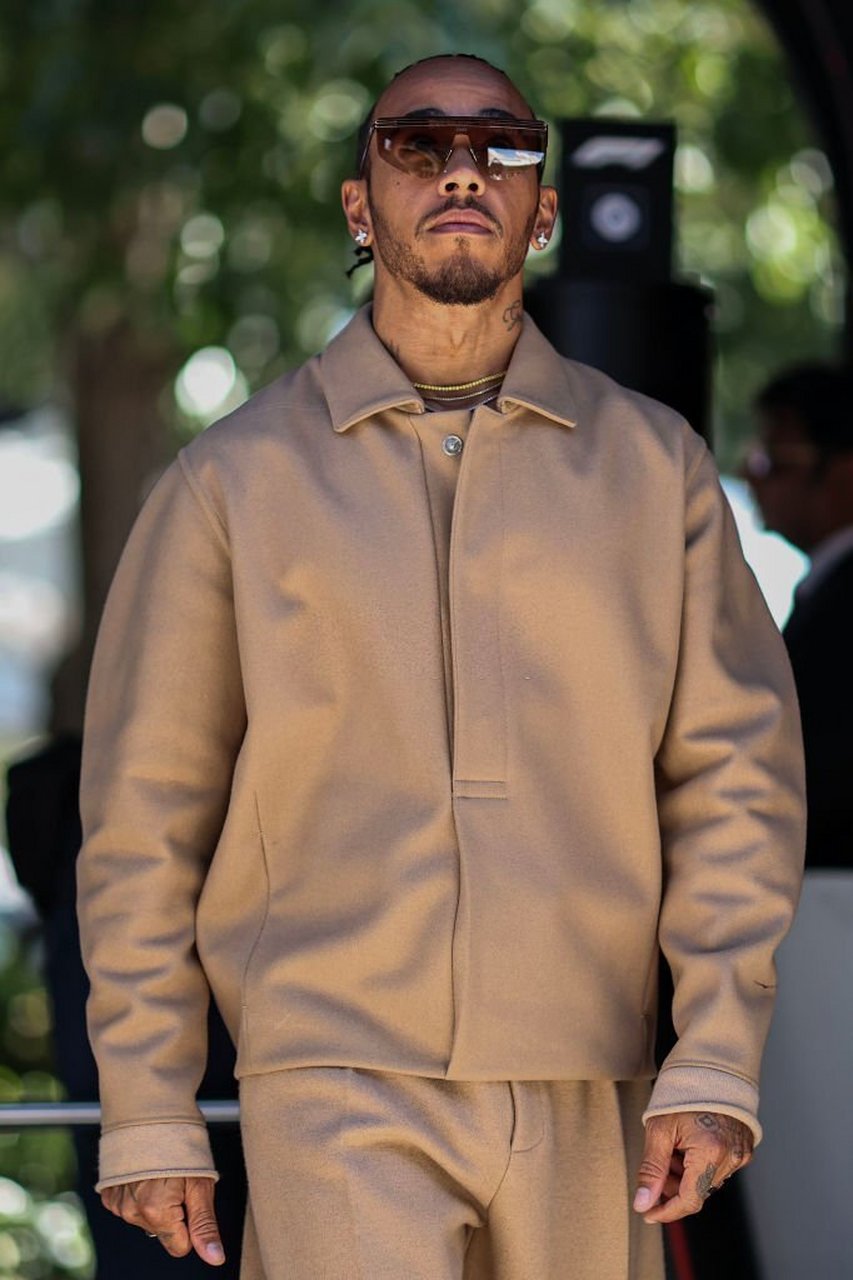 刘易斯·汉密尔顿今日围场穿搭9215