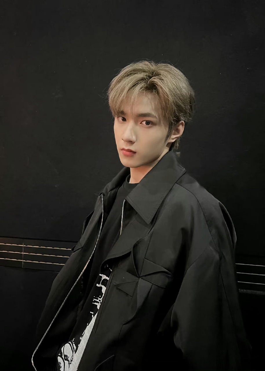 刘耀文更博全黑造型随拍 金发简直不要太养眼 果然帅哥可以驾驭任何