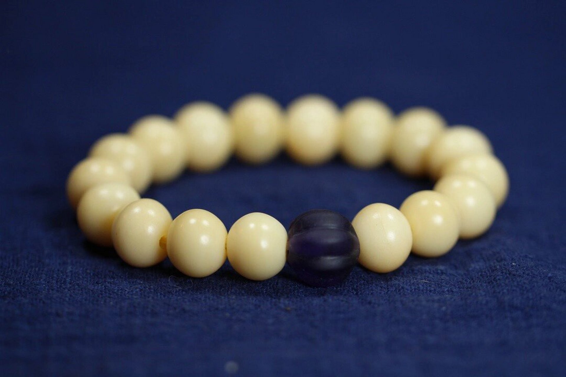 深海抹香手串,抹香是牙中最润,极致牙心料,搭配紫水晶瓜珠,尺寸:13mm