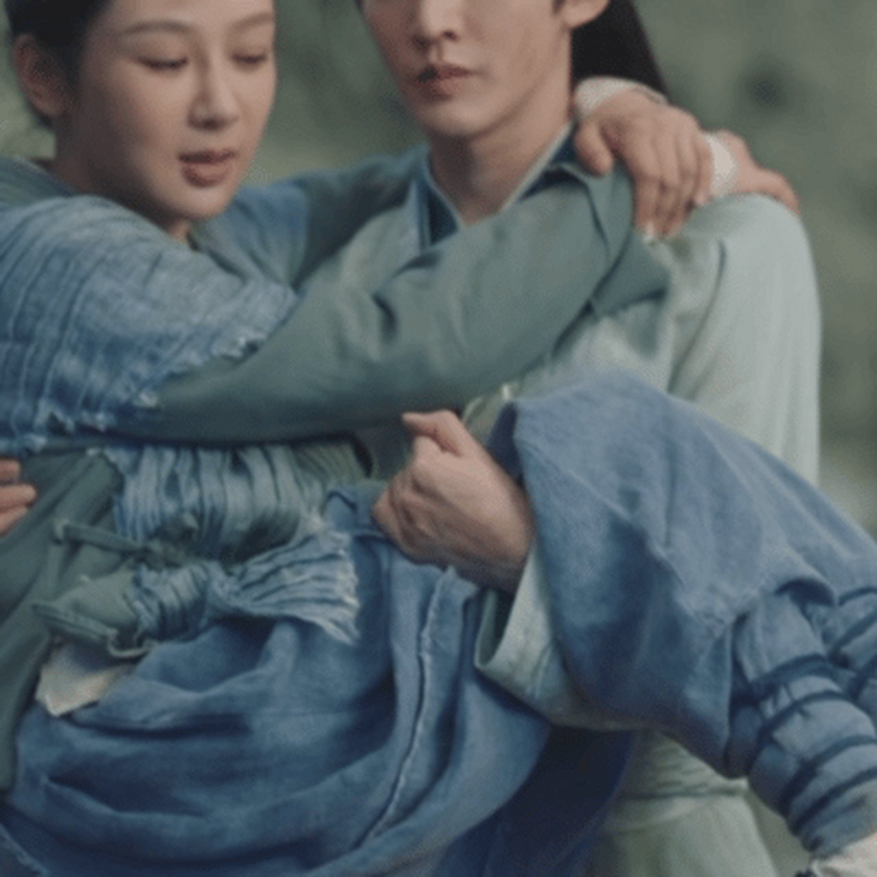 邓为公主抱杨紫,每走一步的不爽都反映在脸上.