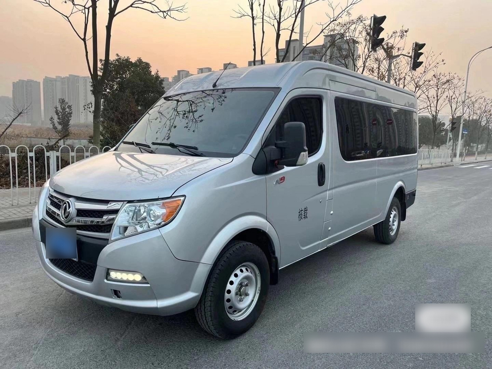 东风御风2.0t的7座小型普通客车