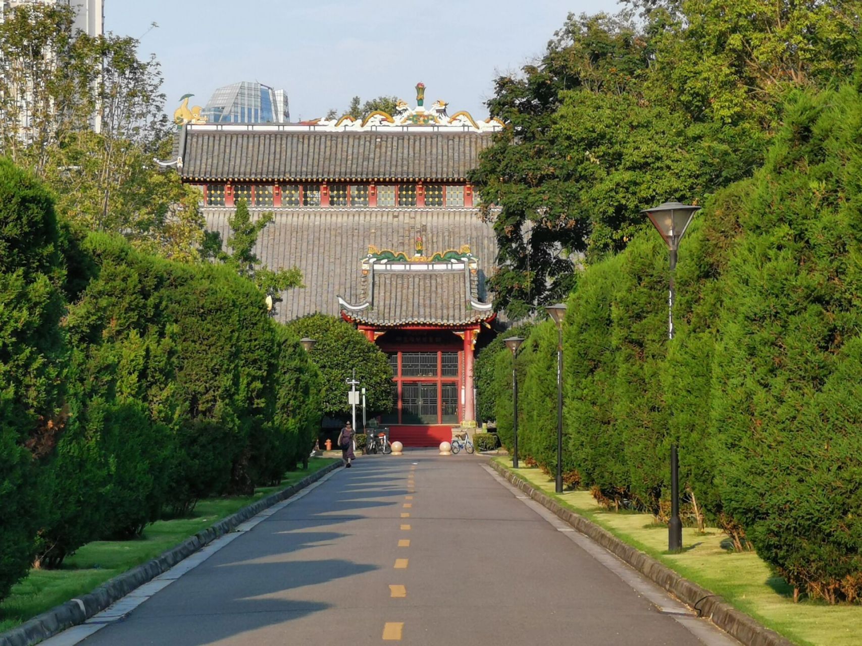 四川大学华西校区 ---9090傍晚不太热的时候还是有很多人去学校转