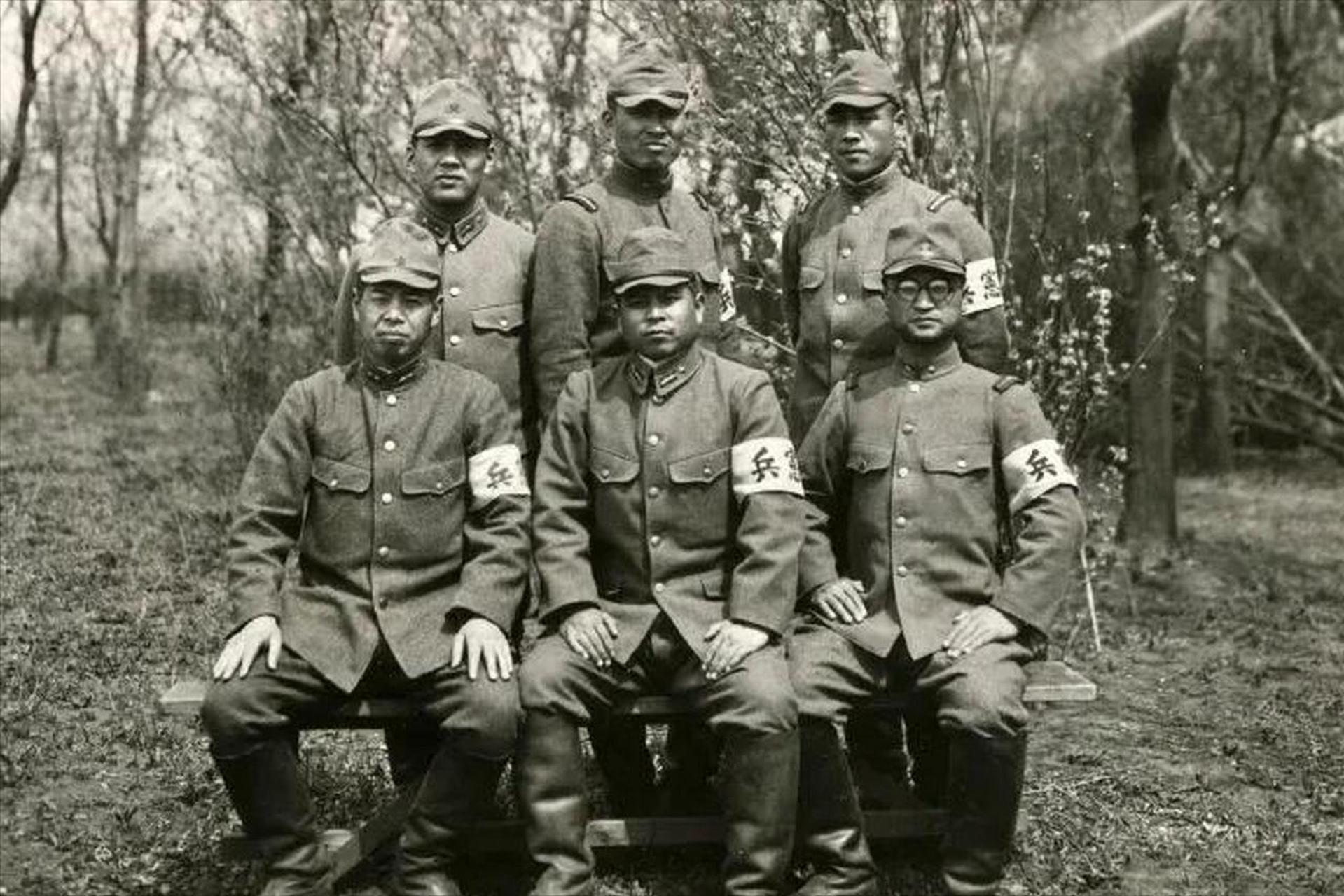 1940年的一天,日军宪兵队长茨谷五雄高傲地在路上走着,路旁正站着一个
