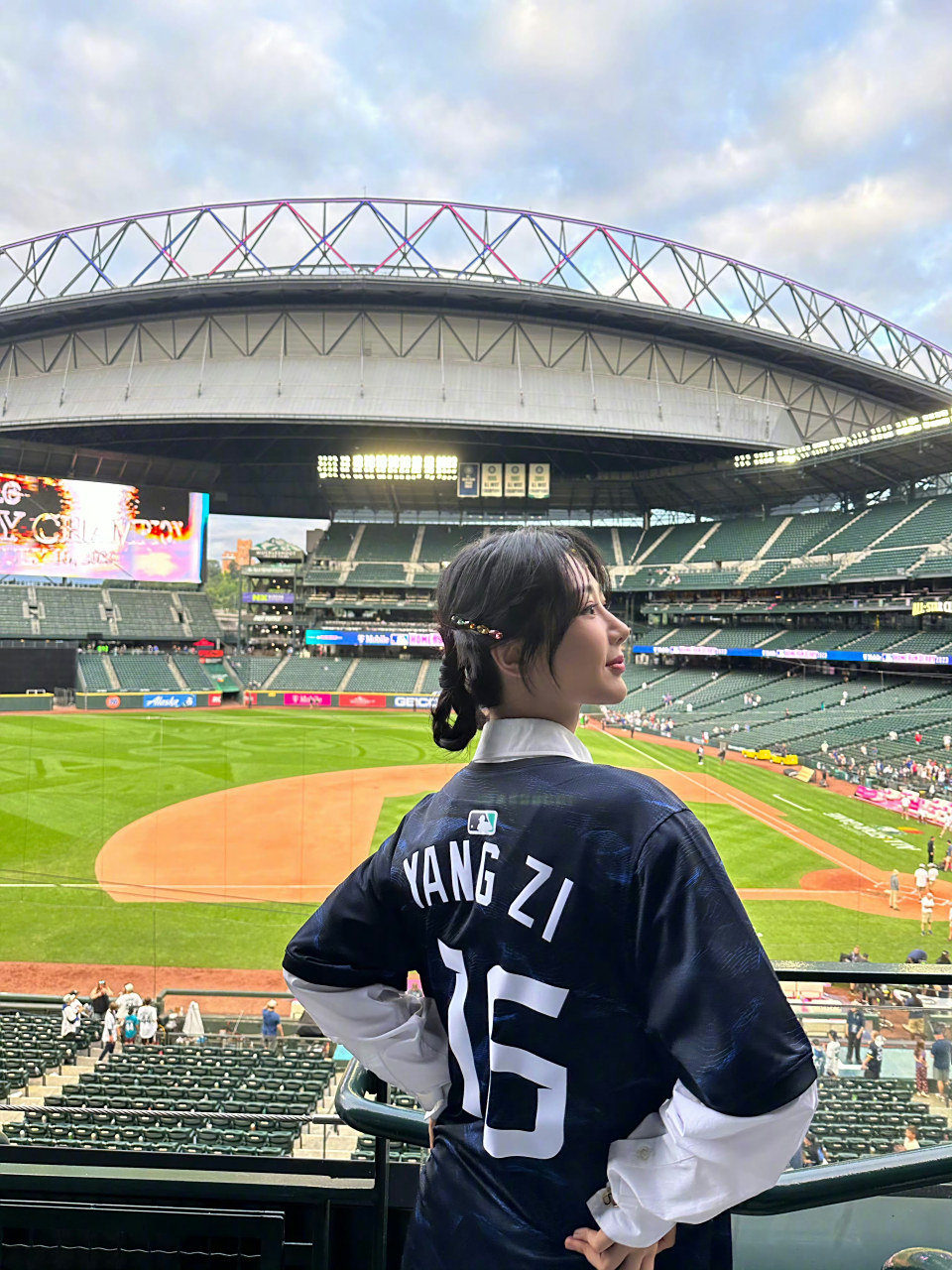 杨紫低双丸子头背影照#  好美好美