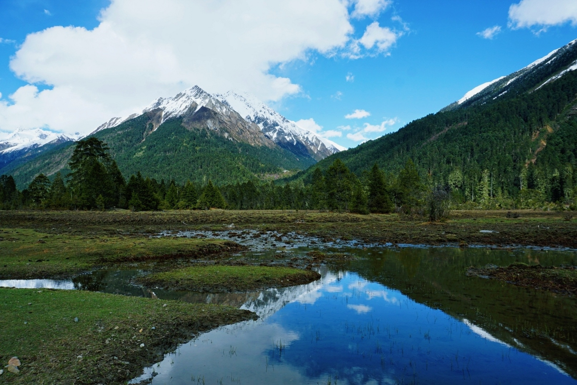位于巴松措景区内,从巴松措到新措需要走1.
