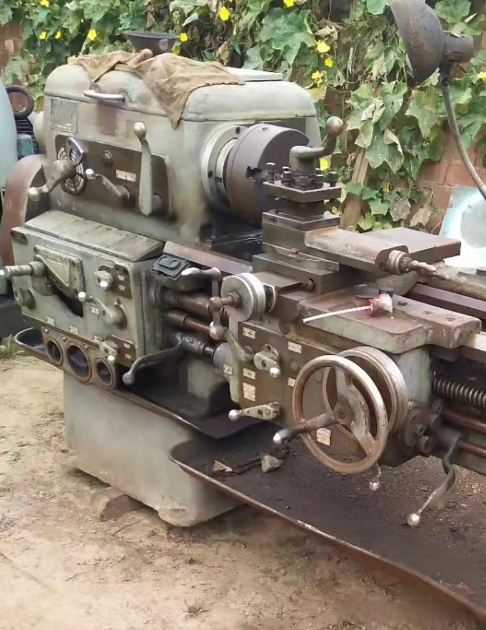 很久以前我曾经开过广州产的右手轮大拖板车床.